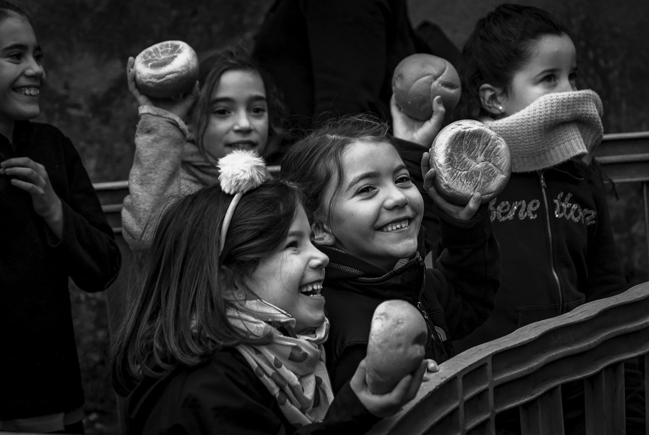 Els panets beneïts. La il·lusió dels més petits es manté intacta en una de les tradicions més emblemàtiques de la jornada.FOTO: Jordi Sule (2020)