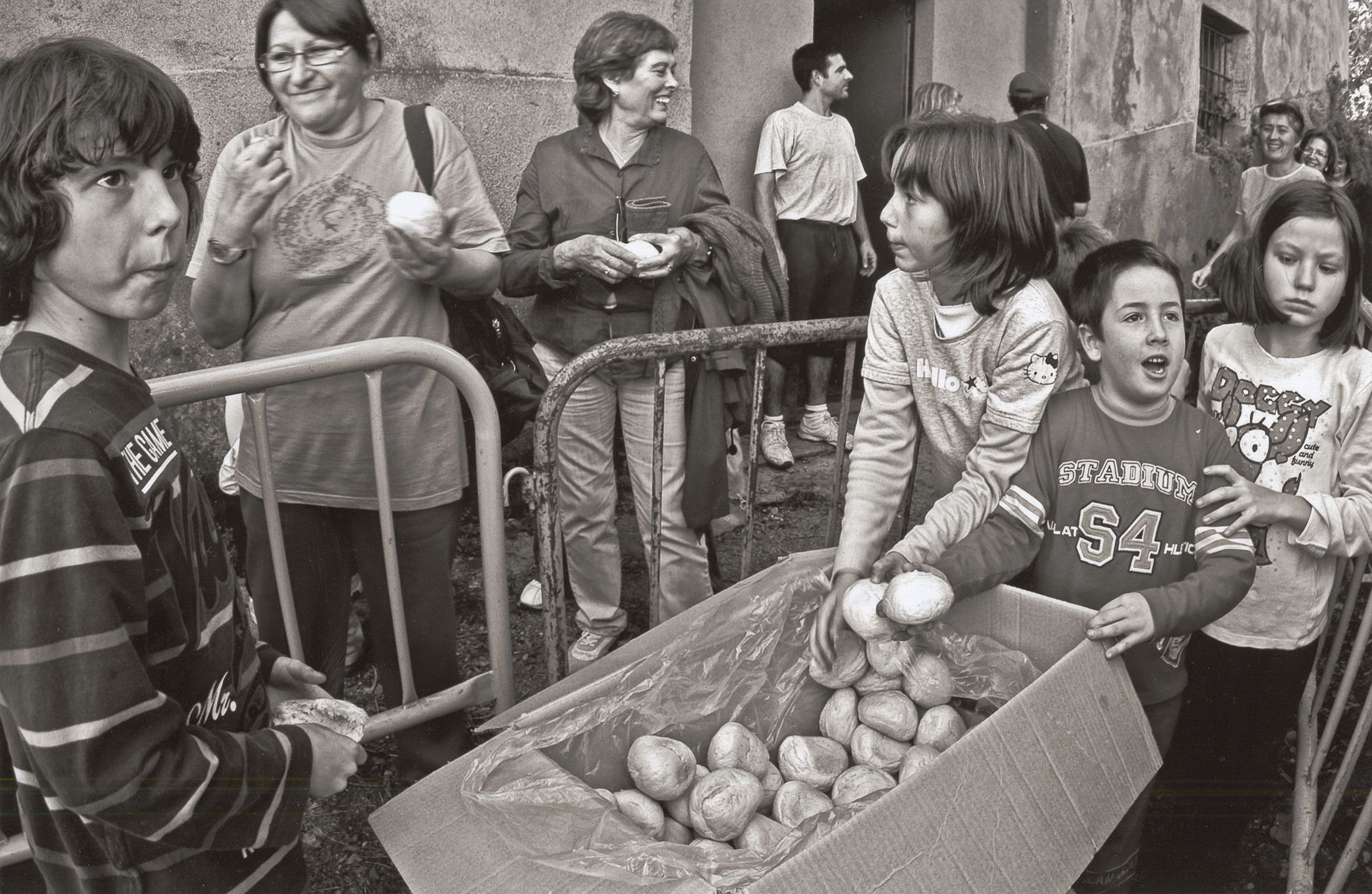Els panets beneïts. Un dels moments més esperats de l’Aplec, amb infants i famílies recollint el tradicional panet. FOTO: Jaume Badia I Bafalluy (2009)