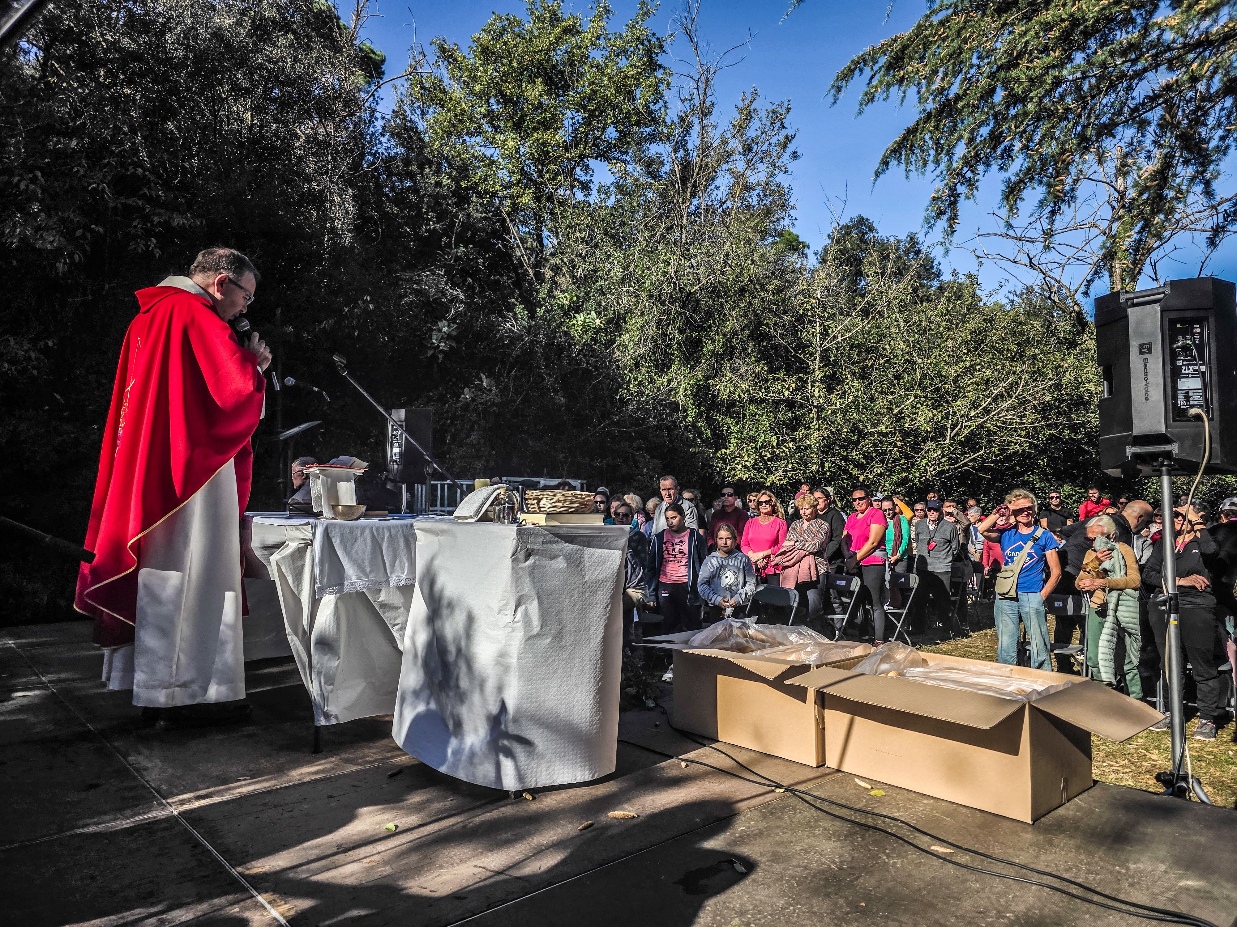 Santa Missa a l'exterior de l'església de Sant Iscle. Foto: Marc Mata 