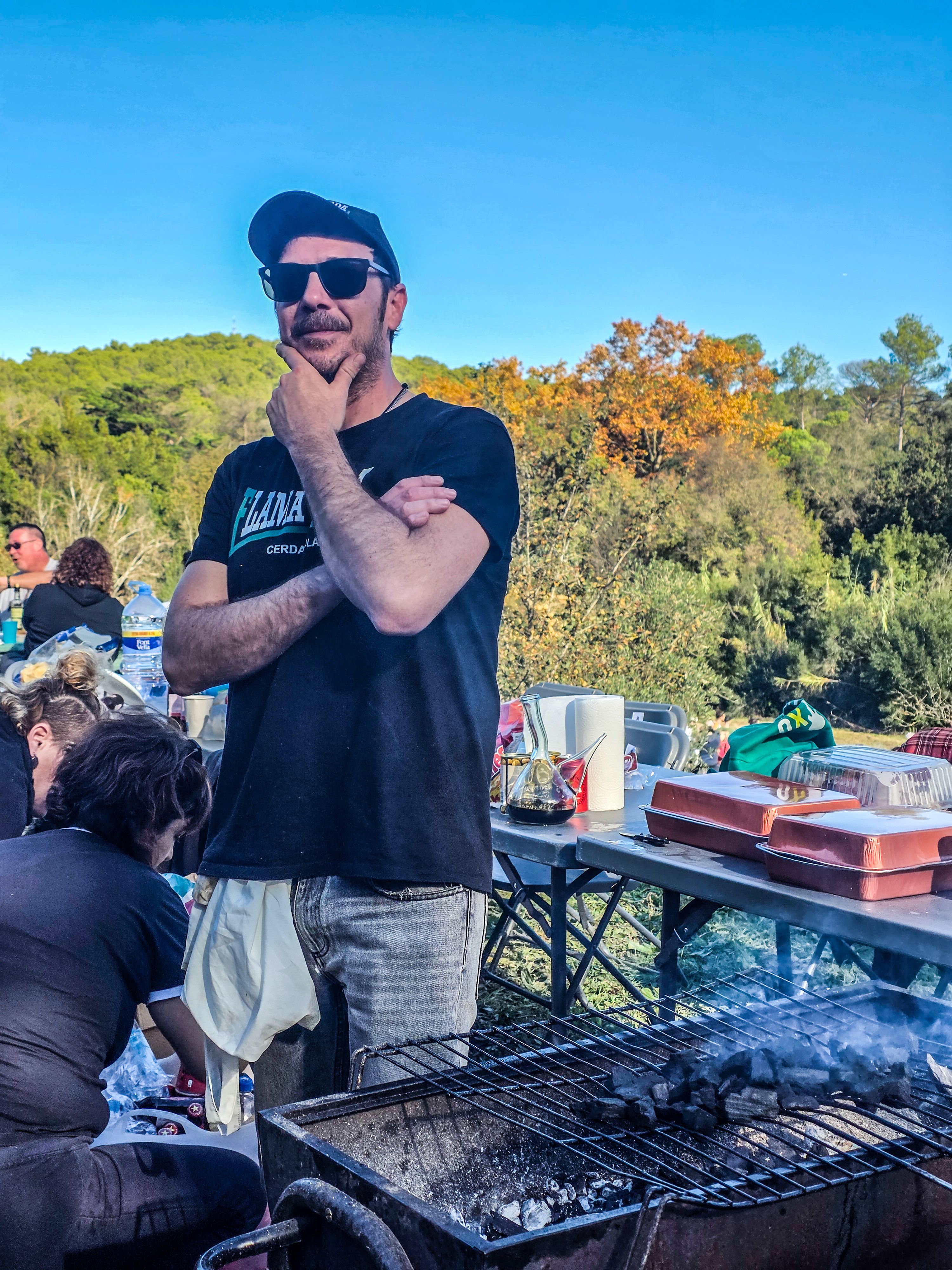 Membre de La Flama Verda gaudint de l'Aplec de Sant Iscle fent una barbacoa. Foto: Marc Mata