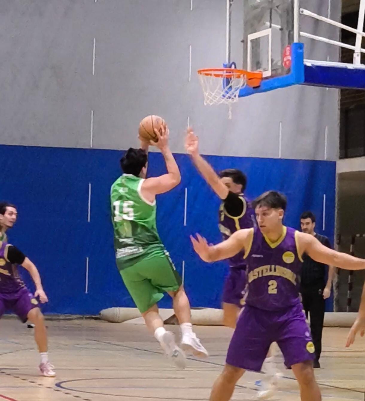 Els verds forcen una entrada a cistella en un partit de màxima intensitat a Guiera. FOTO: CB Cerdanyola.