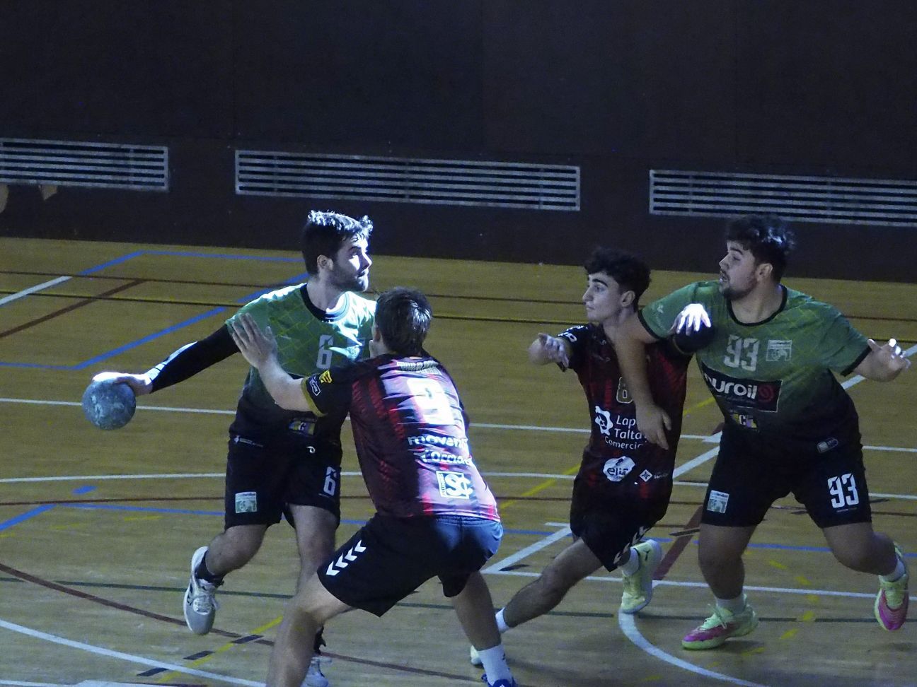 El CH Cerdanyola, en una acció ofensiva en el partit del cap de setmana. FOTO: Club Handbol Cerdanyola.