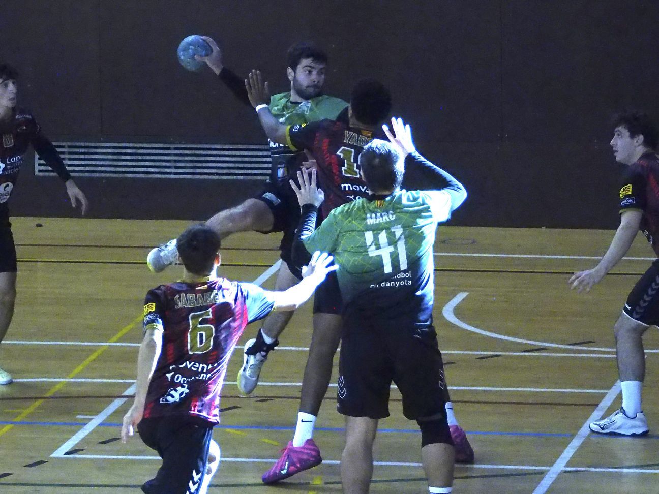 Acció d’atac del sènior masculí davant la defensa del rival. FOTO: Club Handbol Cerdanyola.