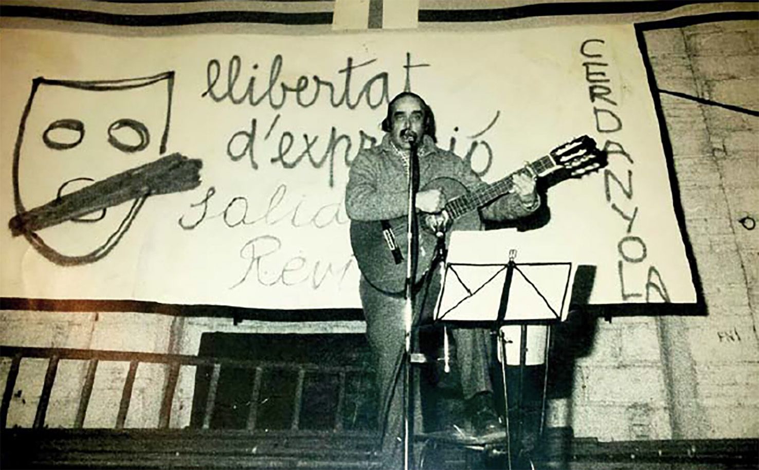 José Antonio Labordeta actuant al Casal en un concert solidari per recollir fons per la revista Sardanyola. FOTO: Arxiu Xane