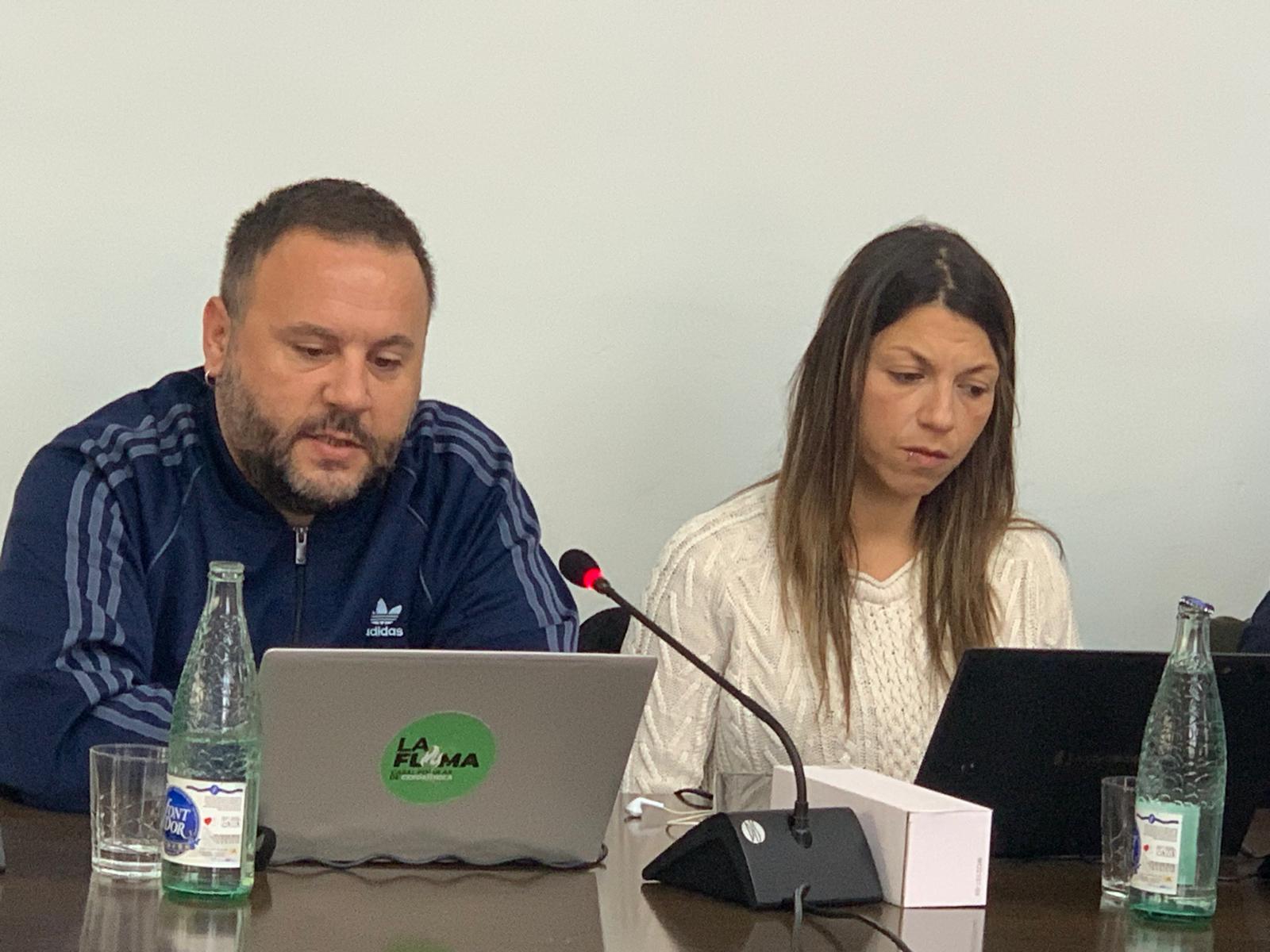 Els regidors de Guanyem Adrià Guimera i Cristina Gallardo al ple de pressupostos. FOTO: Judit Josa