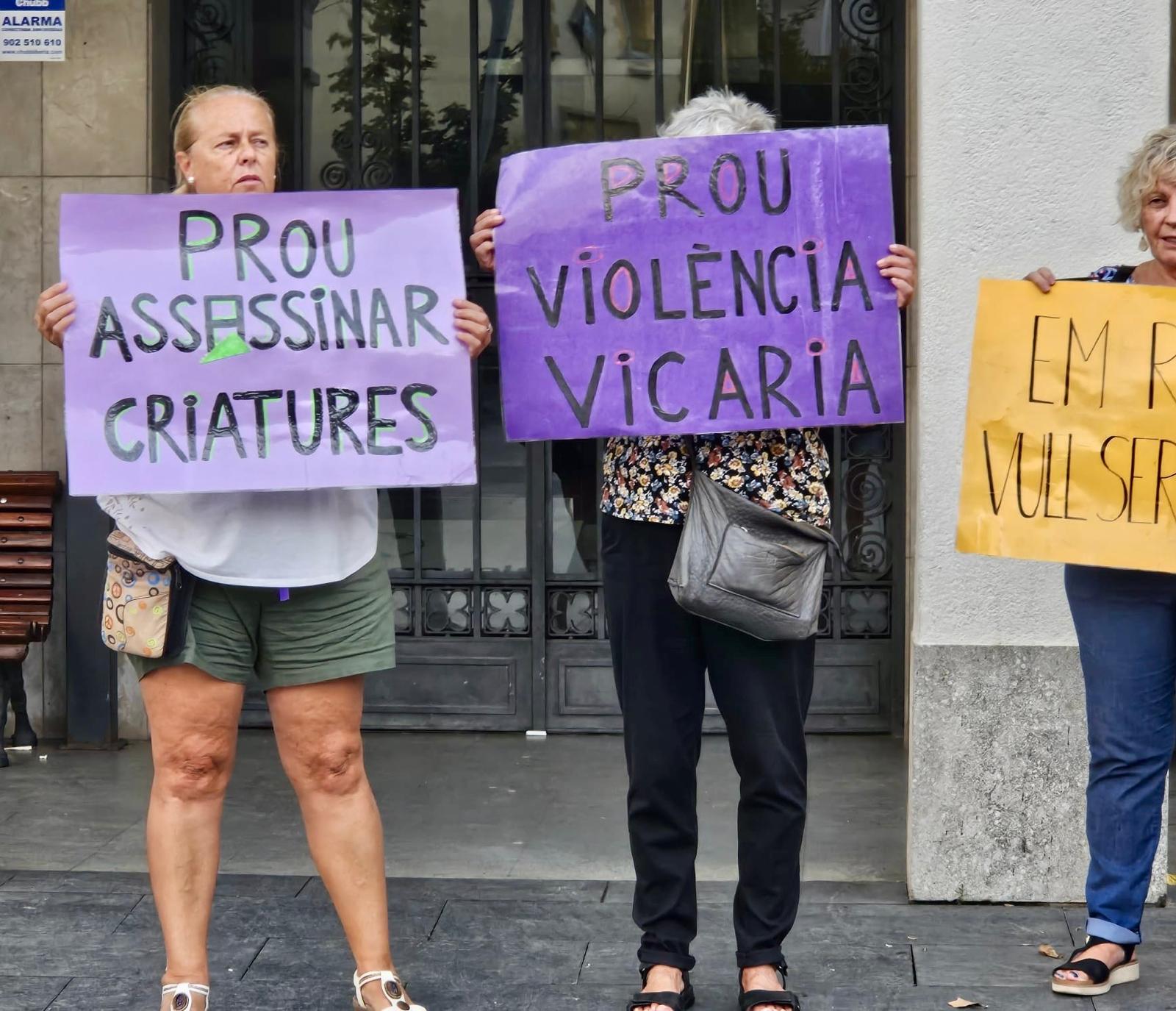 Cartells denunciant la violència vicària