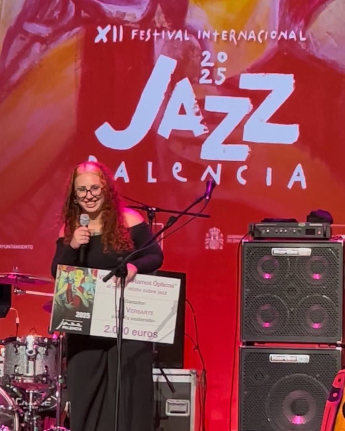 Lucía Palomar recollint el premi. Foto: Lucía Palomar