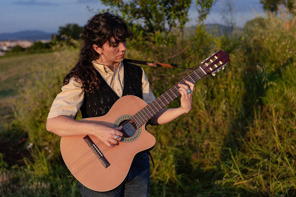 La guitarrista i cantant Nara Ellis debuta a la Sala Acme amb una proposta de bossanova, electrònica i guitarra espanyola FOTO  Marta Aguadé