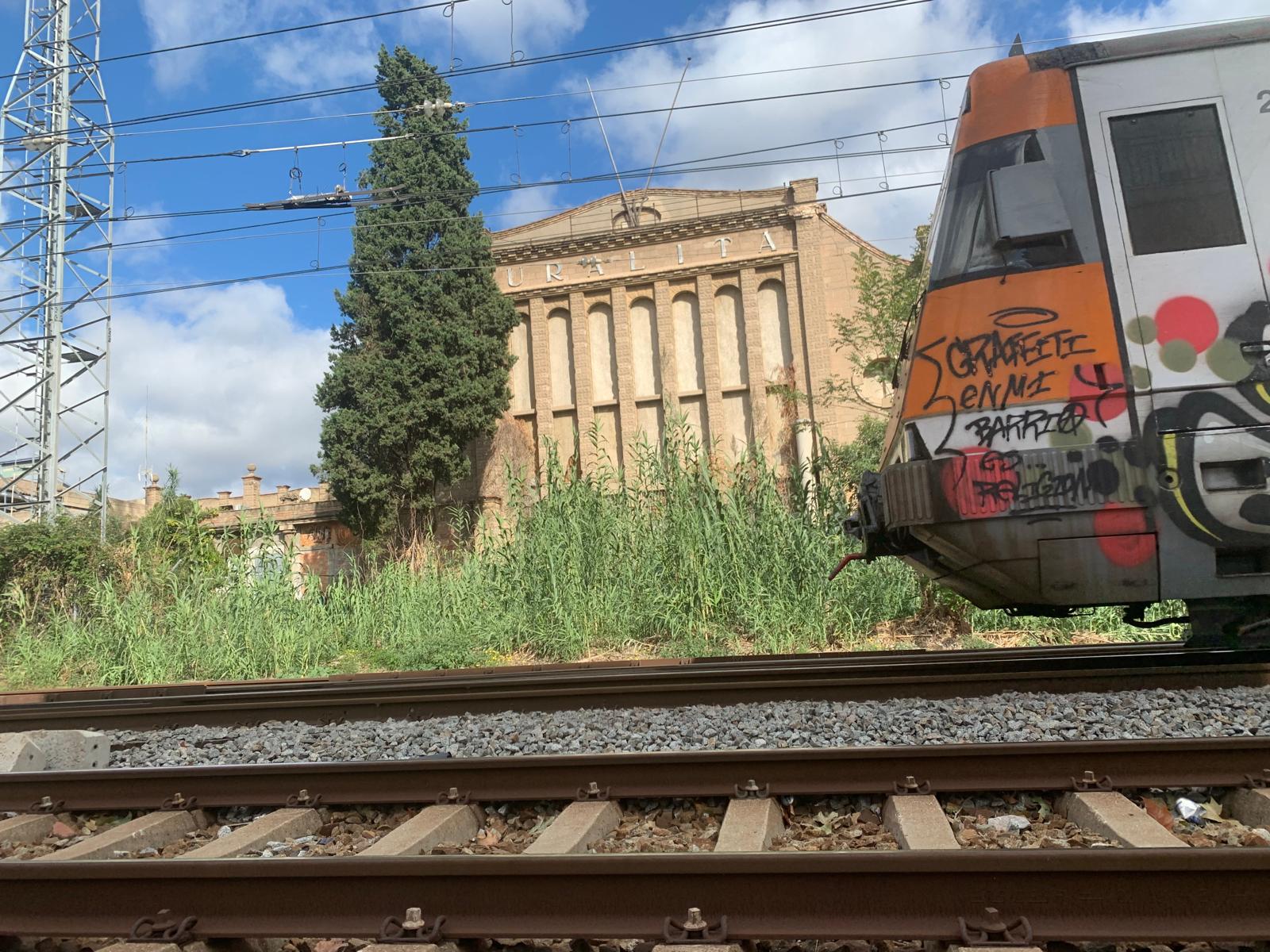 Façana d'una de les naus de la fàbrica de la Uralita, vista des de les vies del tren, un dels motius pels quals la fàbrica es va instal·lar a Cerdanyola. FOTO: Judit Josa