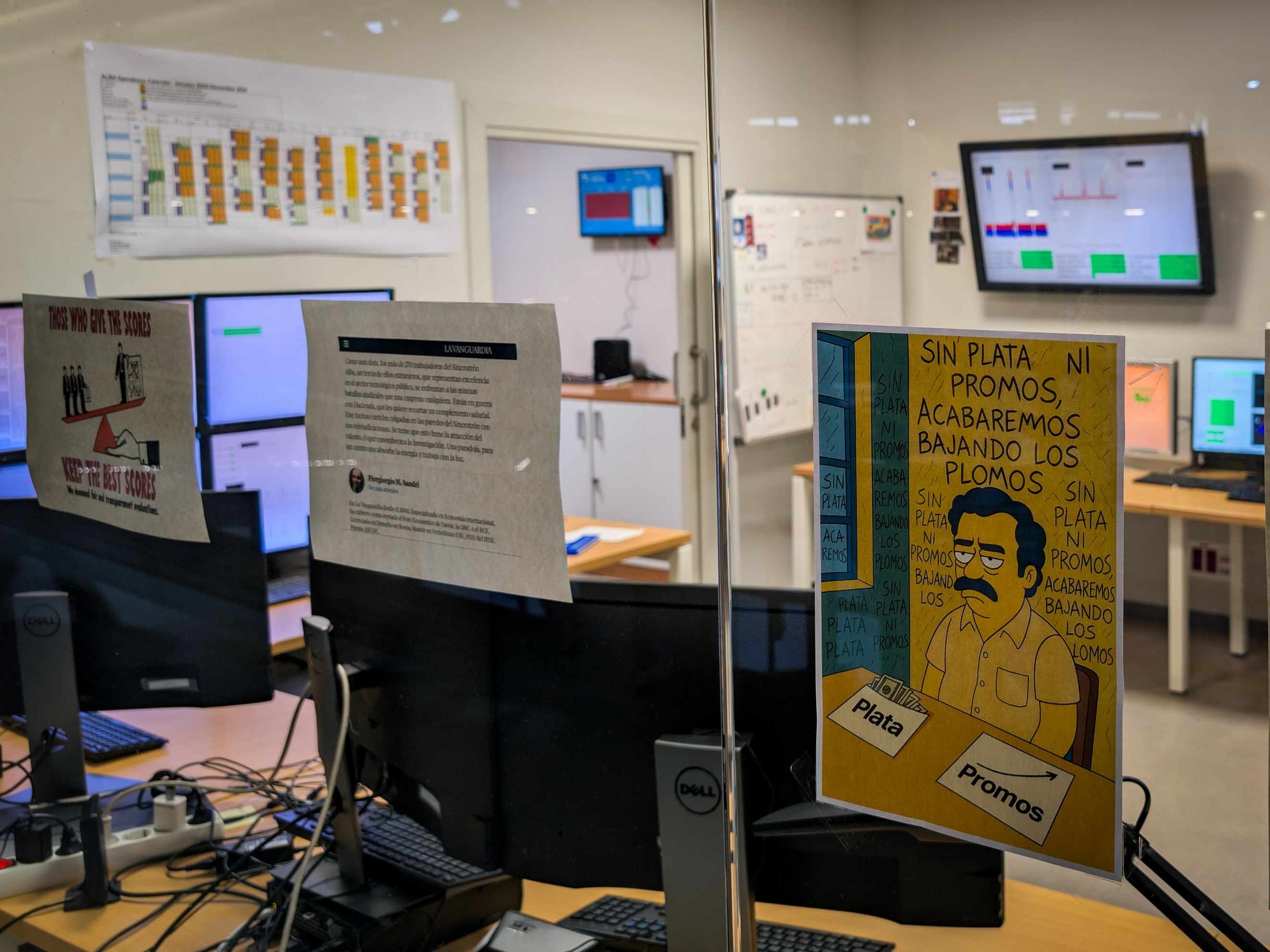 Un cartell de protesta per la pèrdua de complement salarial, a les oficines del Sincrotró Alba. FOTO: Comité d'empresa Cells