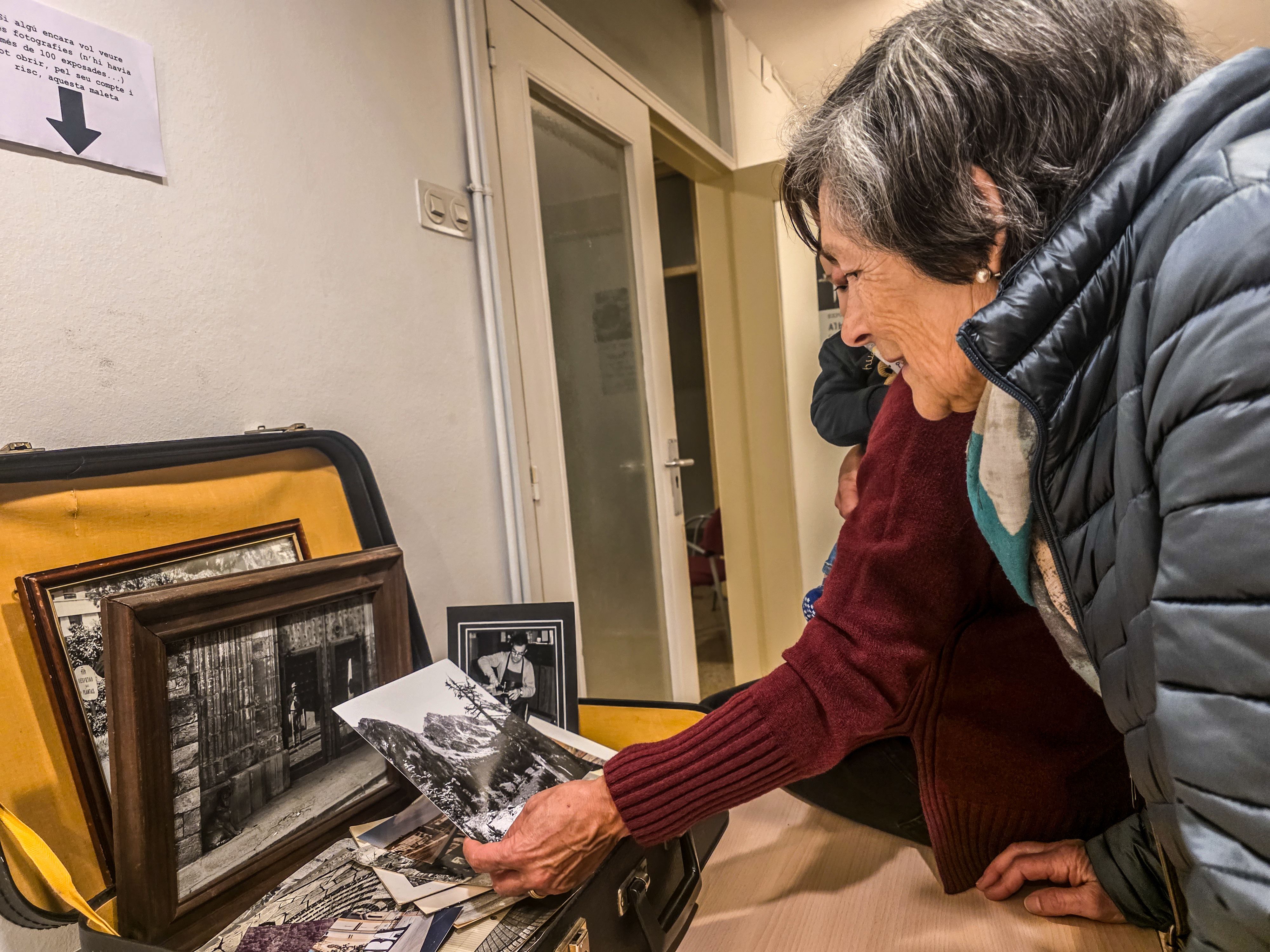 Les imatges d'Albert Pueyo creen interés entre els primers visitants a l'exposició d'AFOCER. Foto: Marc Mata