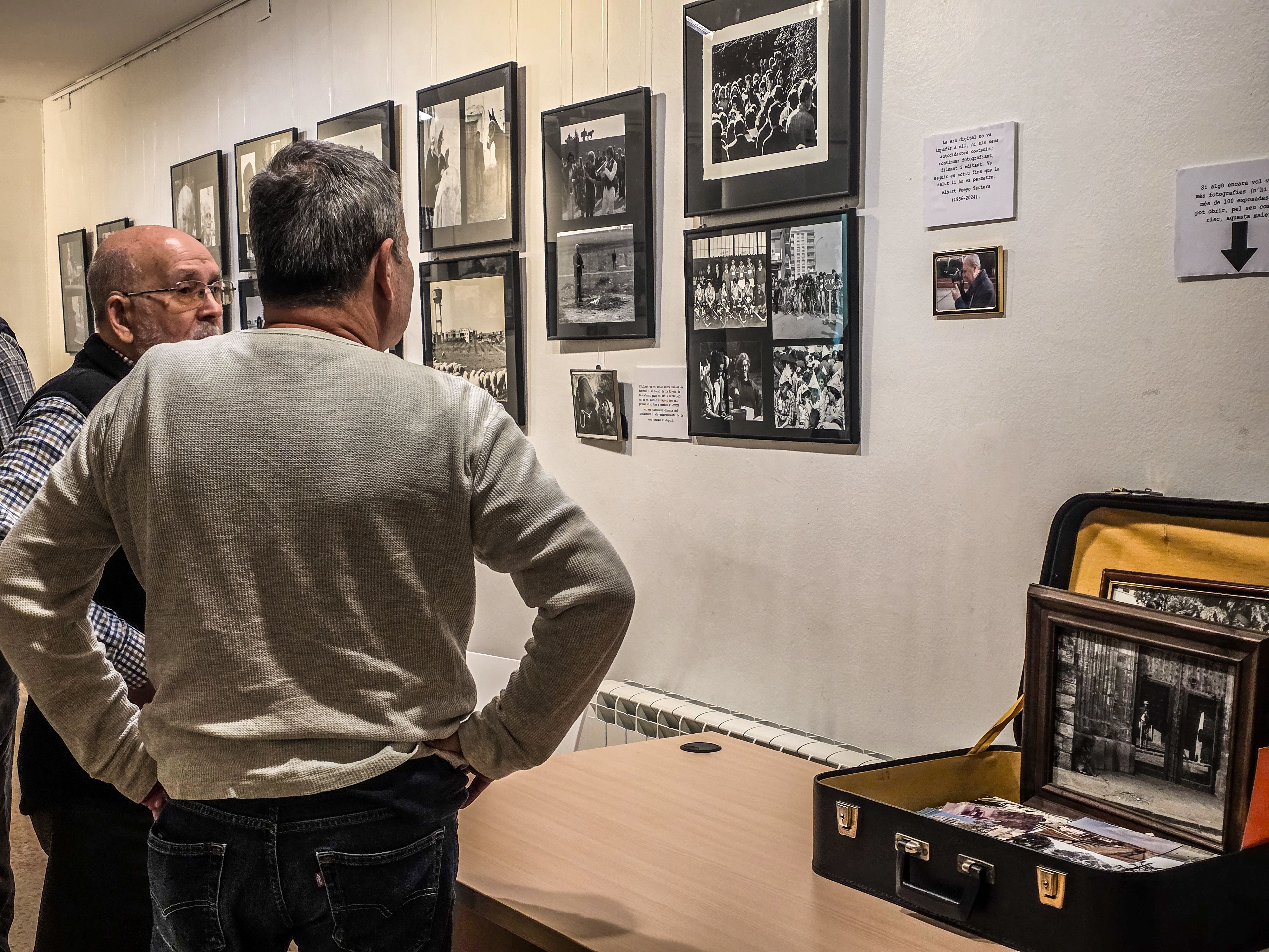 Les imatges d'Albert Pueyo creen interés entre els primers visitants a l'exposició d'AFOCER. Foto: Marc Mata