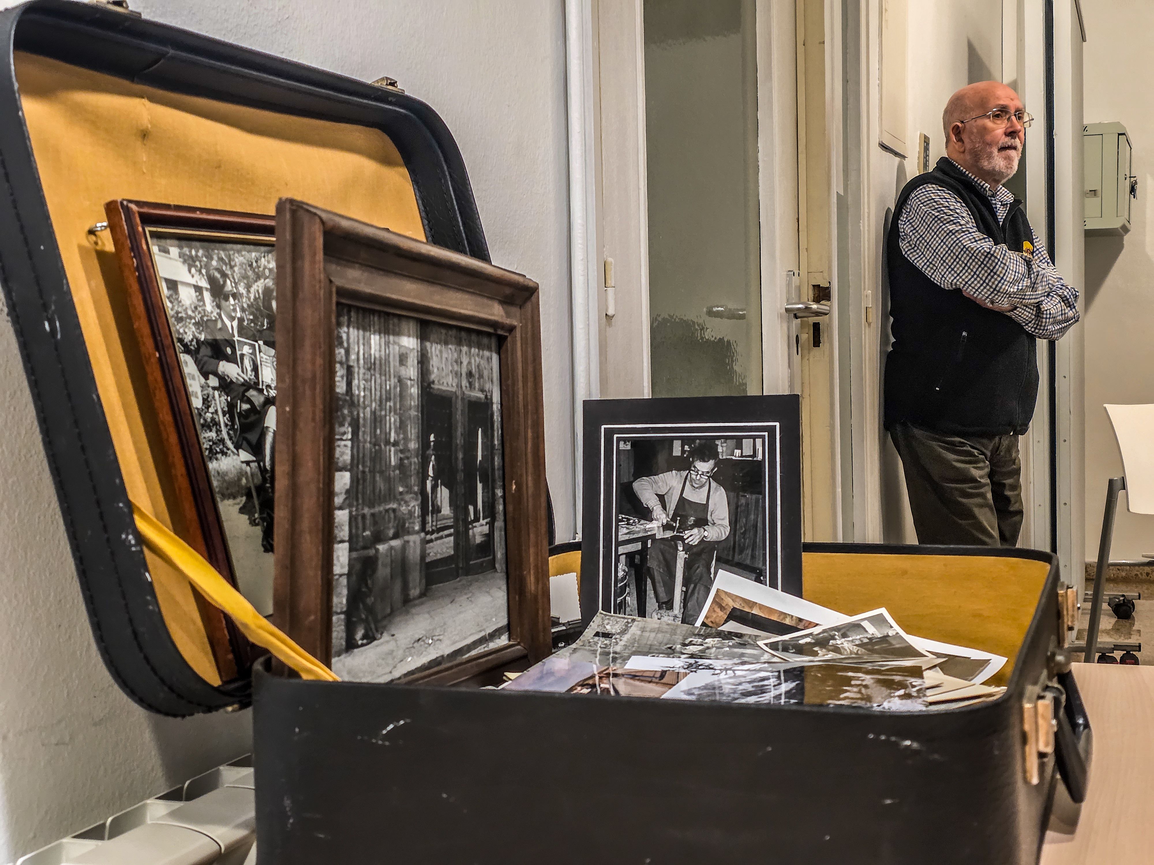 Les imatges d'Albert Pueyo creen interés entre els primers visitants a l'exposició d'AFOCER. Foto: Marc Mata