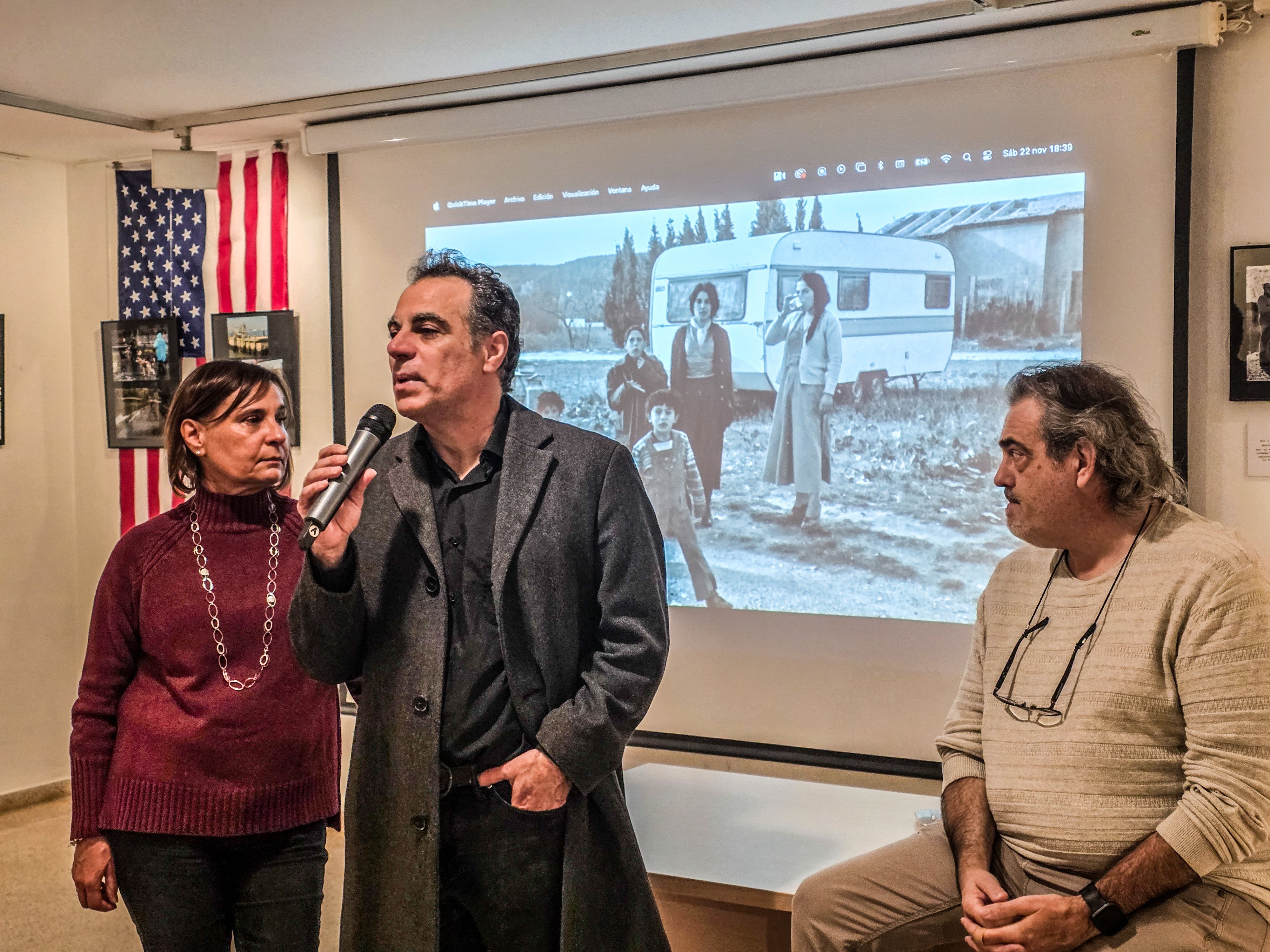 Els fills d'Albert Pueyo participen a la inauguració de l'exposició en homenatge al seu pare. Foto: Marc Mata