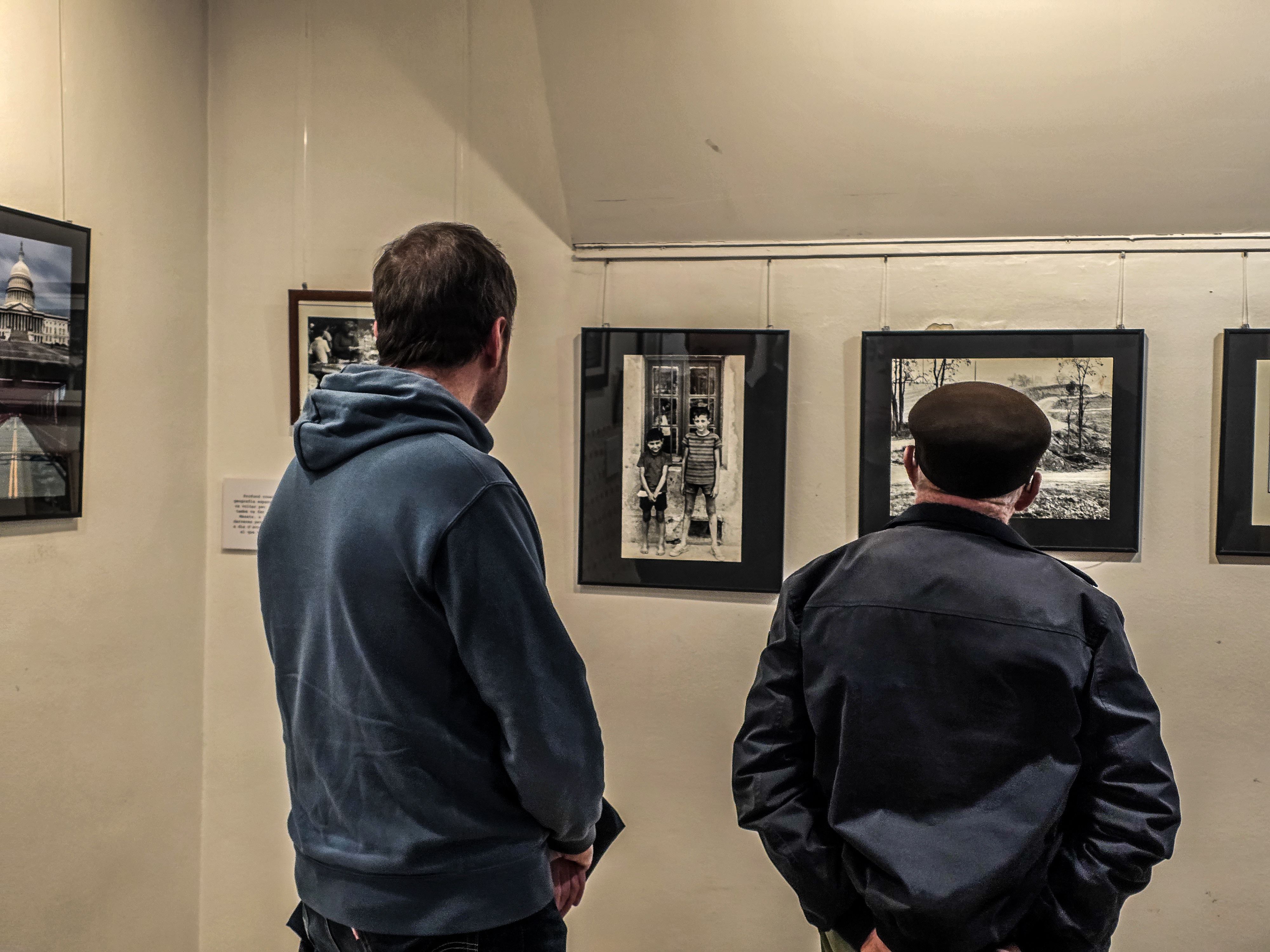 Les imatges d'Albert Pueyo creen interés entre els primers visitants a l'exposició d'AFOCER. Foto: Marc Mata