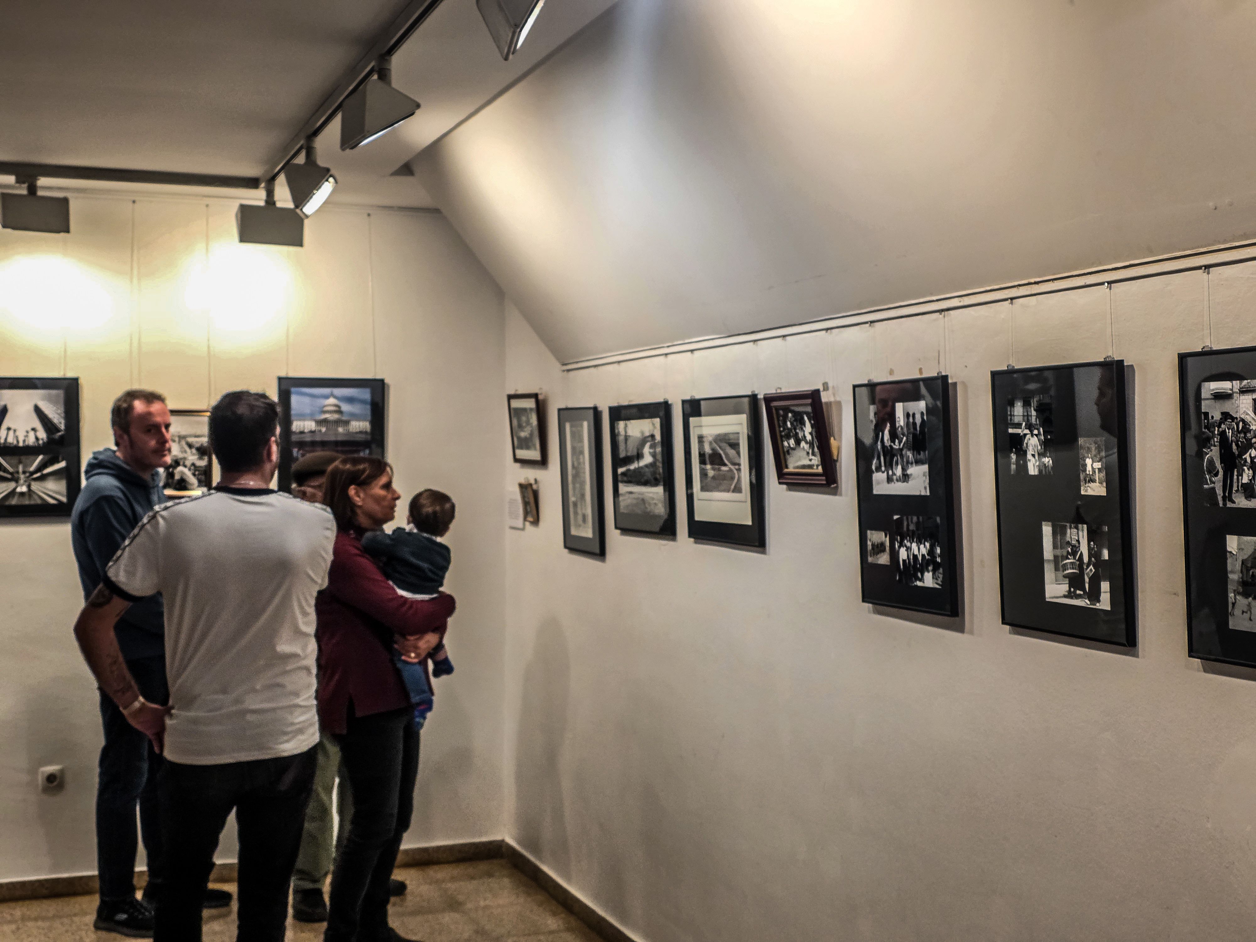 Les imatges d'Albert Pueyo creen interés entre els primers visitants a l'exposició d'AFOCER. Foto: Marc Mata