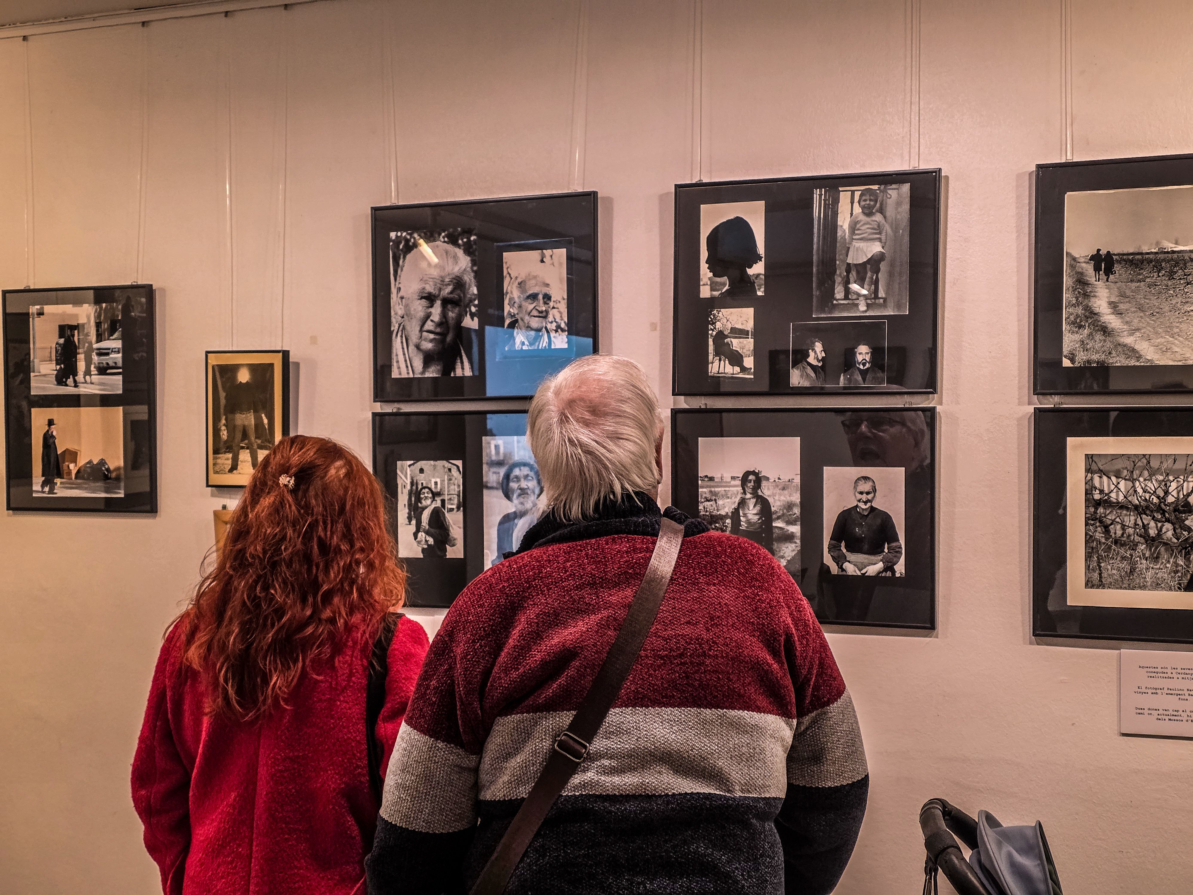 Les imatges d'Albert Pueyo creen interés entre els primers visitants a l'exposició d'AFOCER. Foto: Marc Mata