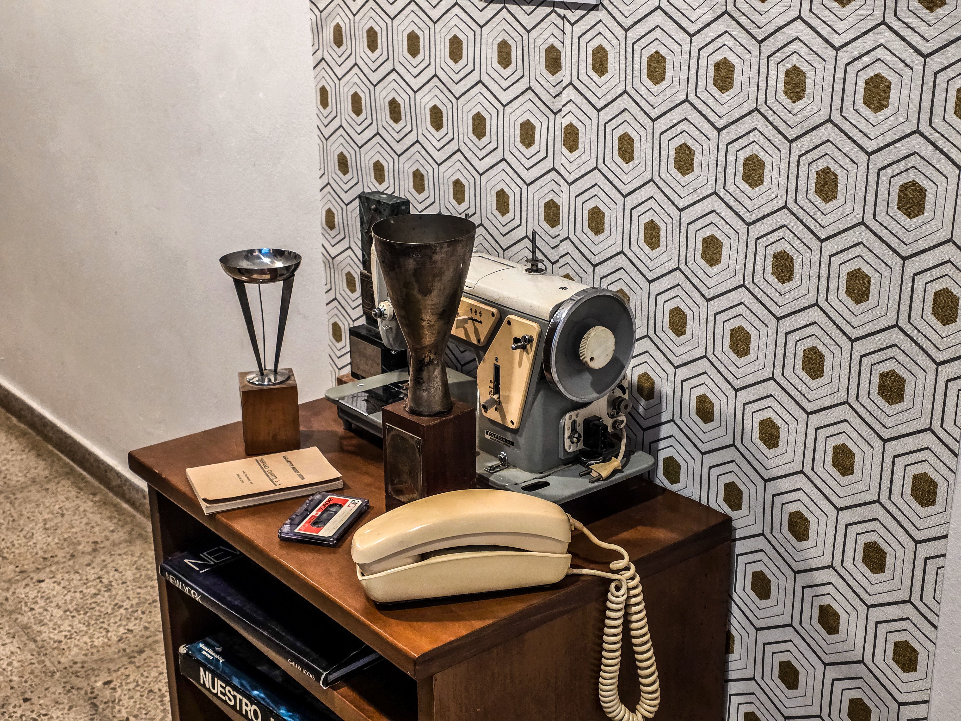 Records d'Albert Pueyo exposats a l'Ateneu. Foto: Marc Mata 