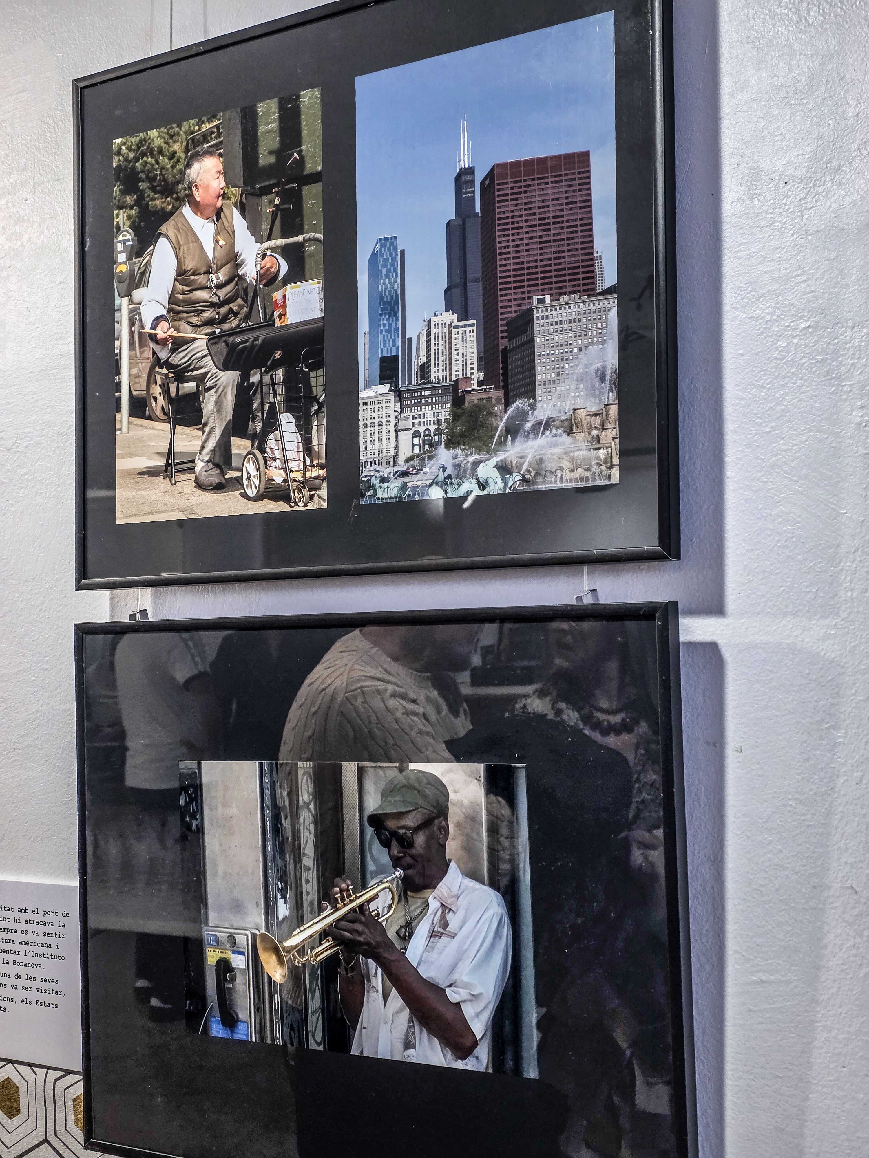 Imatges d'Albert Pueyo exposades a l'Ateneu, en una commemorativa d'AFOCER. Foto: Marc Mata