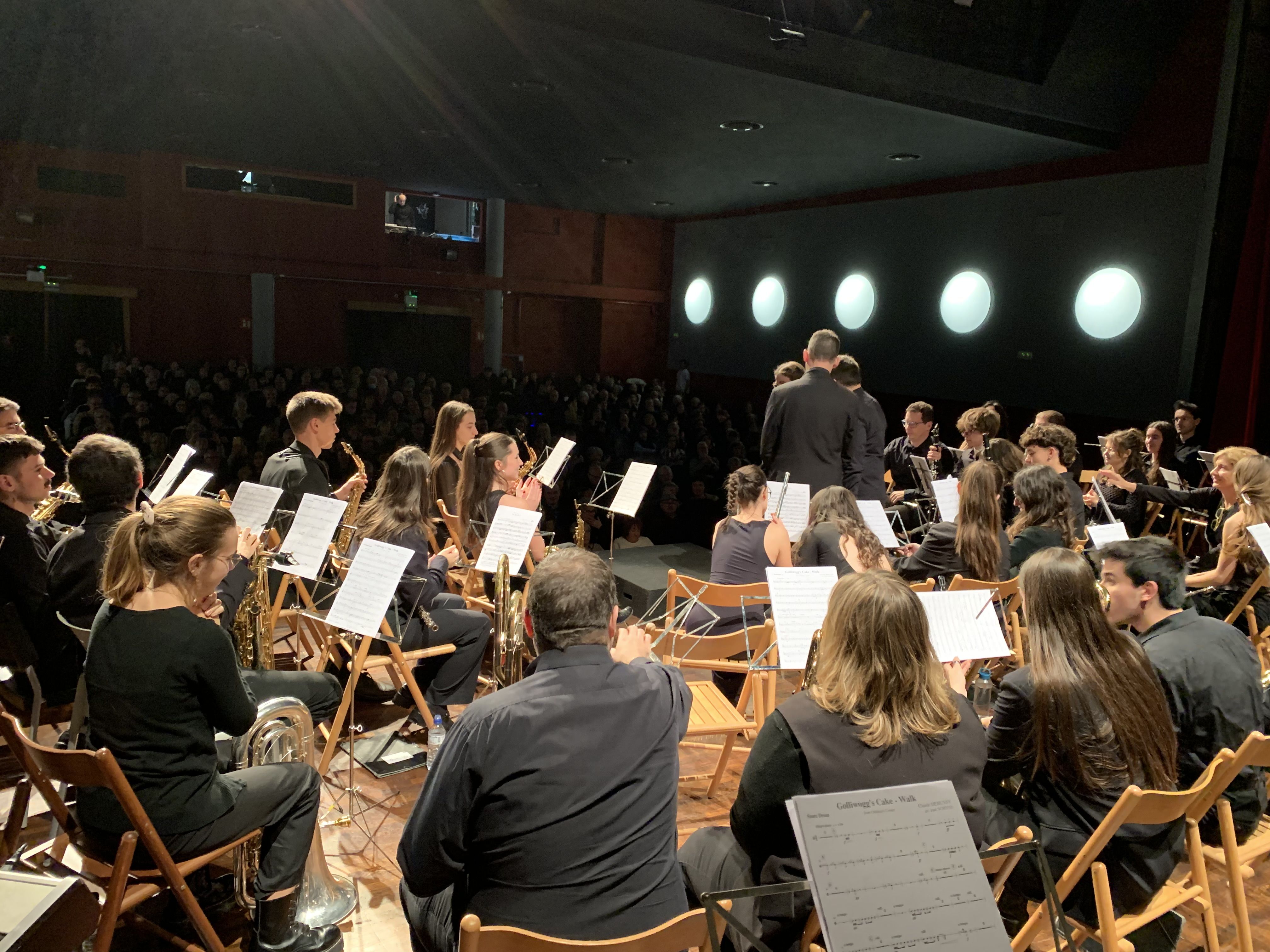Actuació de la banda en el concert de Santa Cecília de l'Agrupació Musical de Cerdanyola, dissabte 22, a l'Ateneu. FOTO: Judit Josa