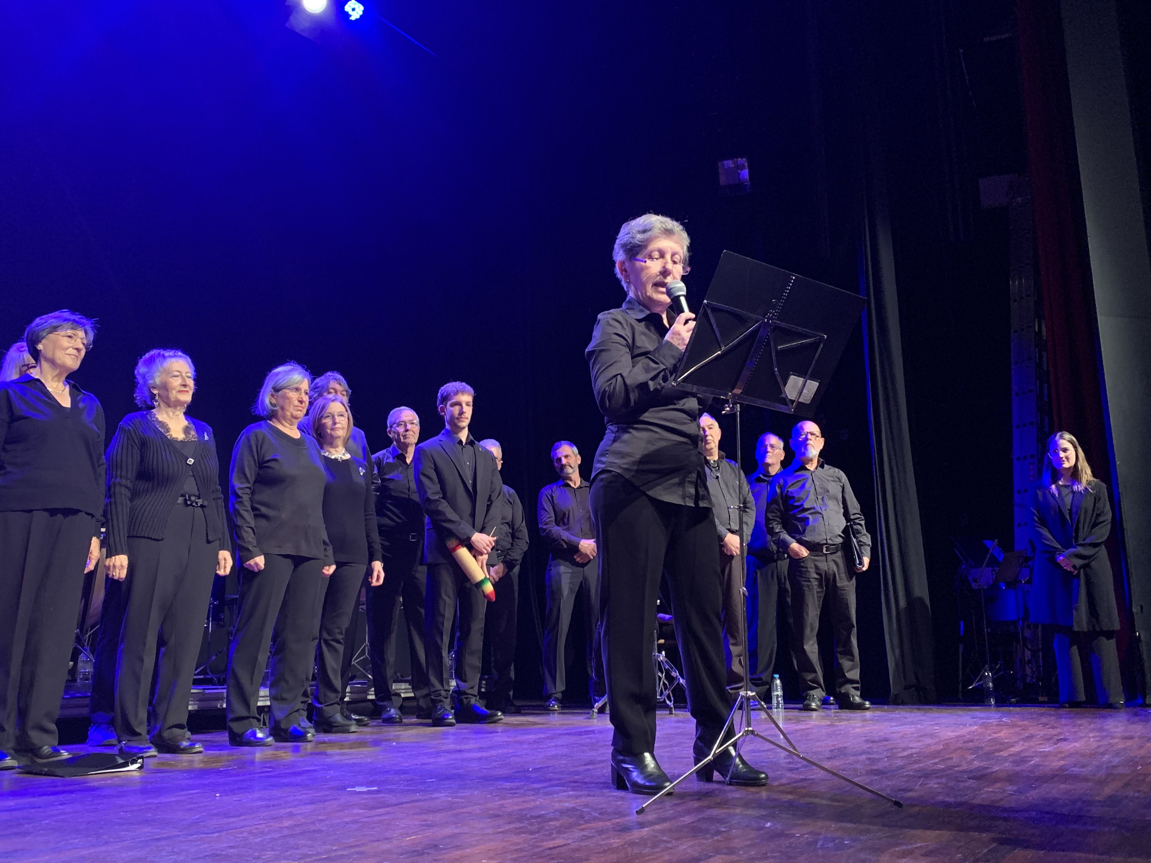 Repàs històric: Una de les cantaires convida a sumar-se a la Coral durant el Concert de Santa Cecília. FOTO: Judit Josa