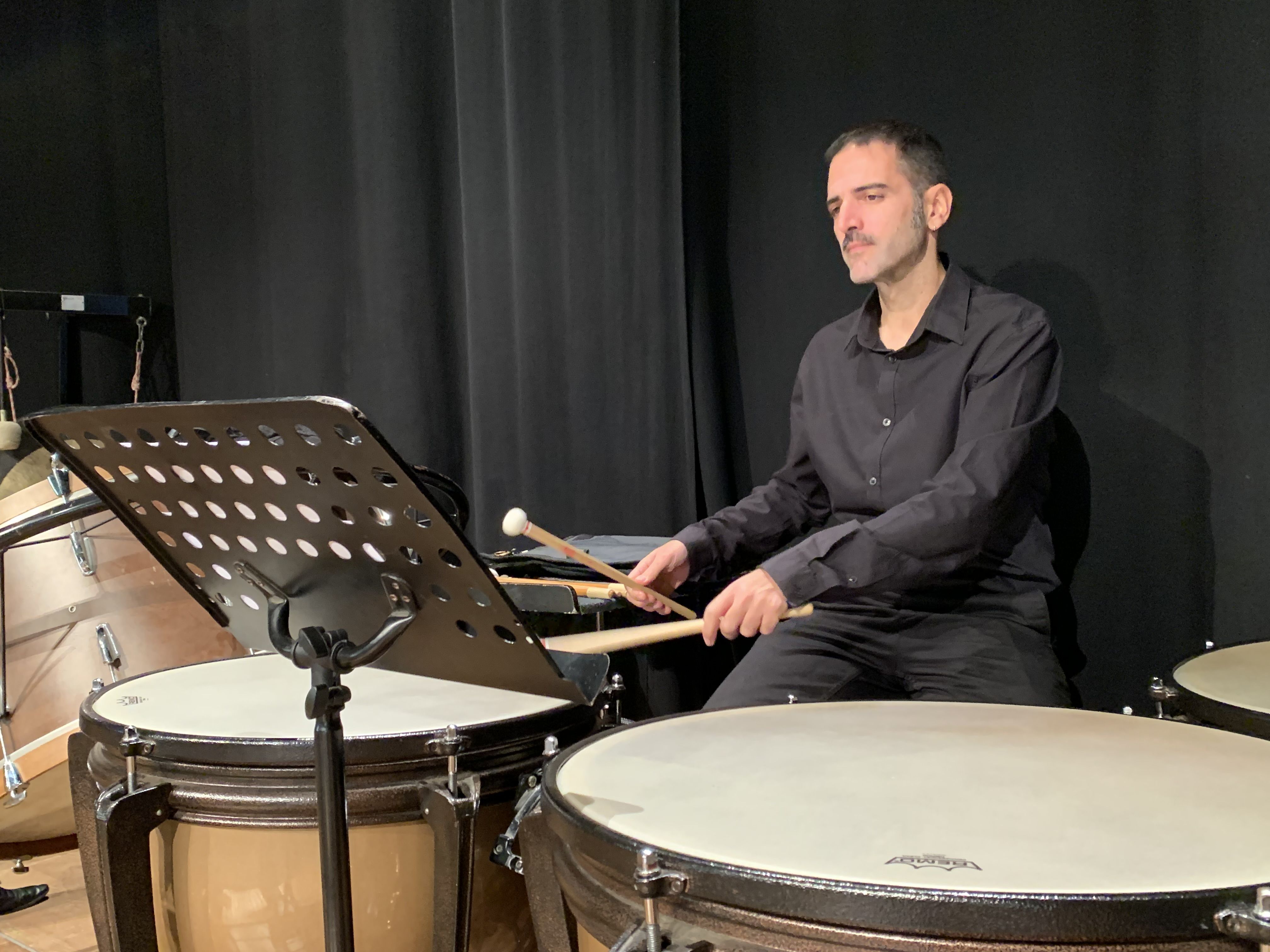 Un dels músics de la banda, preparant-se per l'actuació al concert de Santa Cecília de l'Ateneu. FOTO: Judit Josa