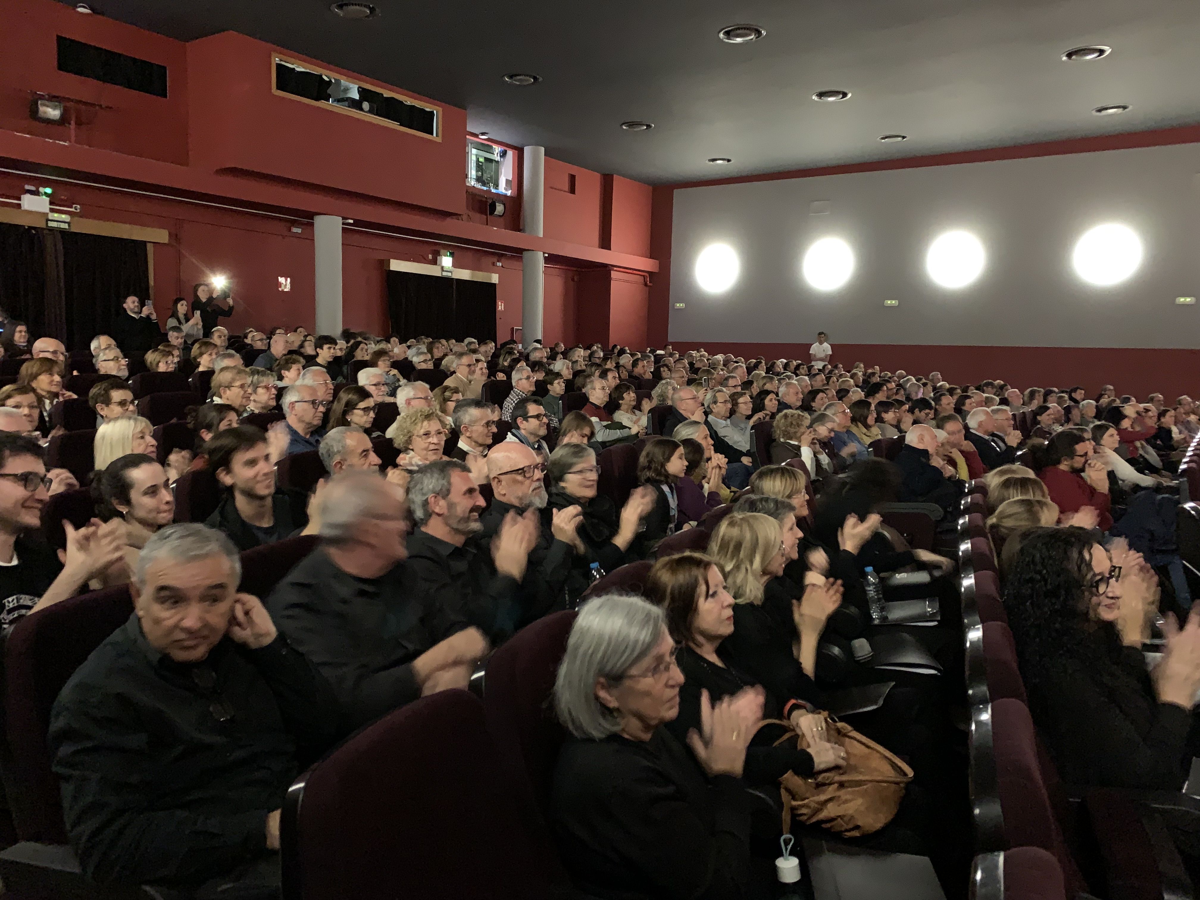 El públic omple la platea del Teatre Ateneu durant el Concert de Santa Cecília de l’AMCV. FOTO: Judit Josa