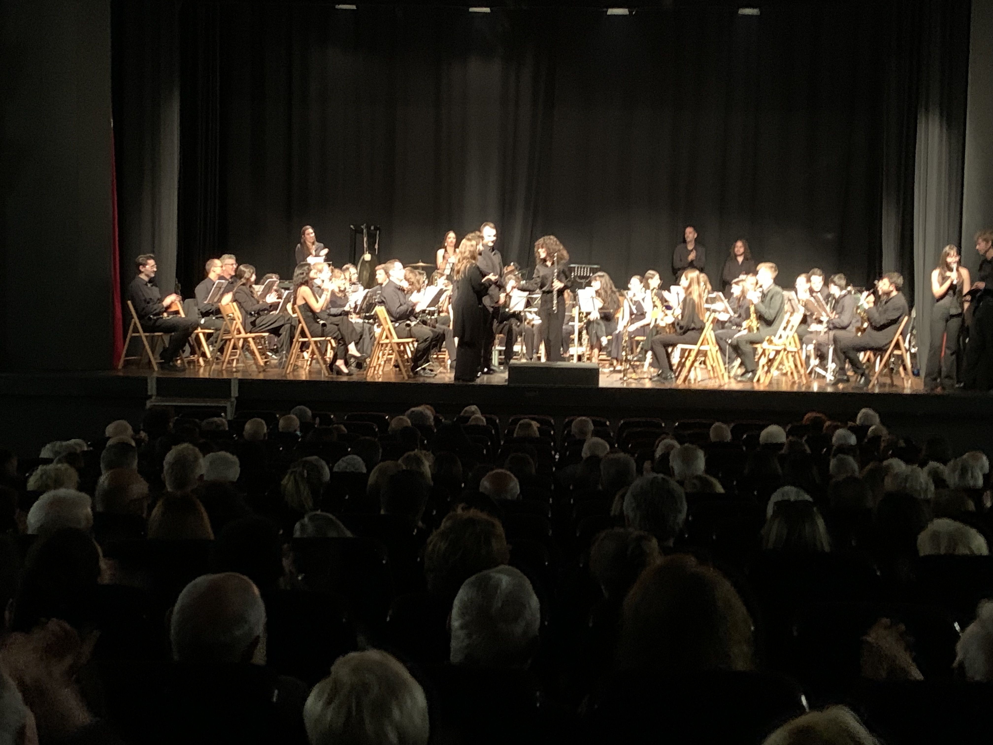 Noves incorporacions de l’AMCV saludant el públic al Concert de Santa Cecília. FOTO: Judit Josa