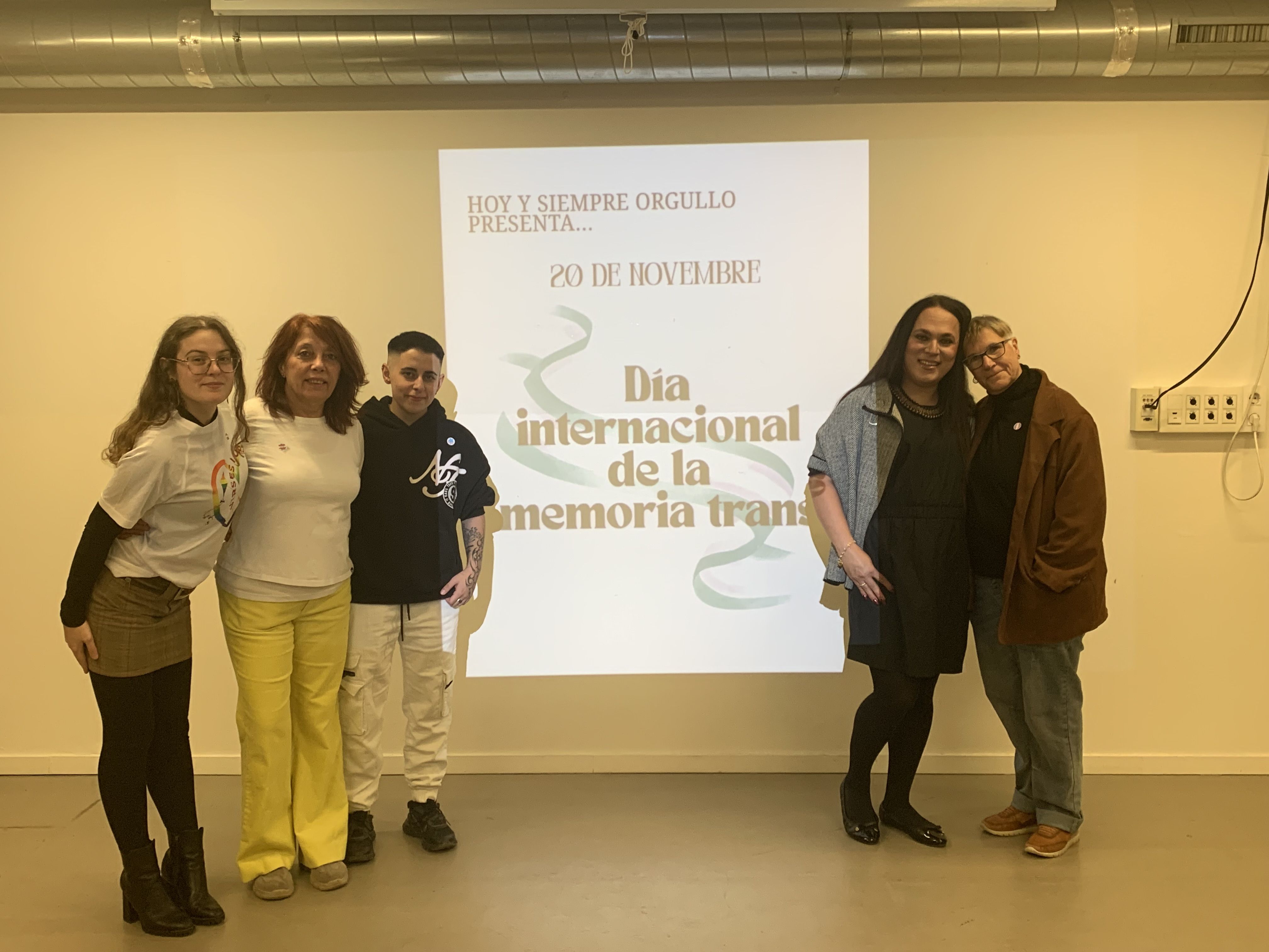 Alguna de les components de Cerdanyola amb Orgull en l'acte inaugural d'activitat, dijous 20 al Casal de Joves. FOTO: Judit Josa. 