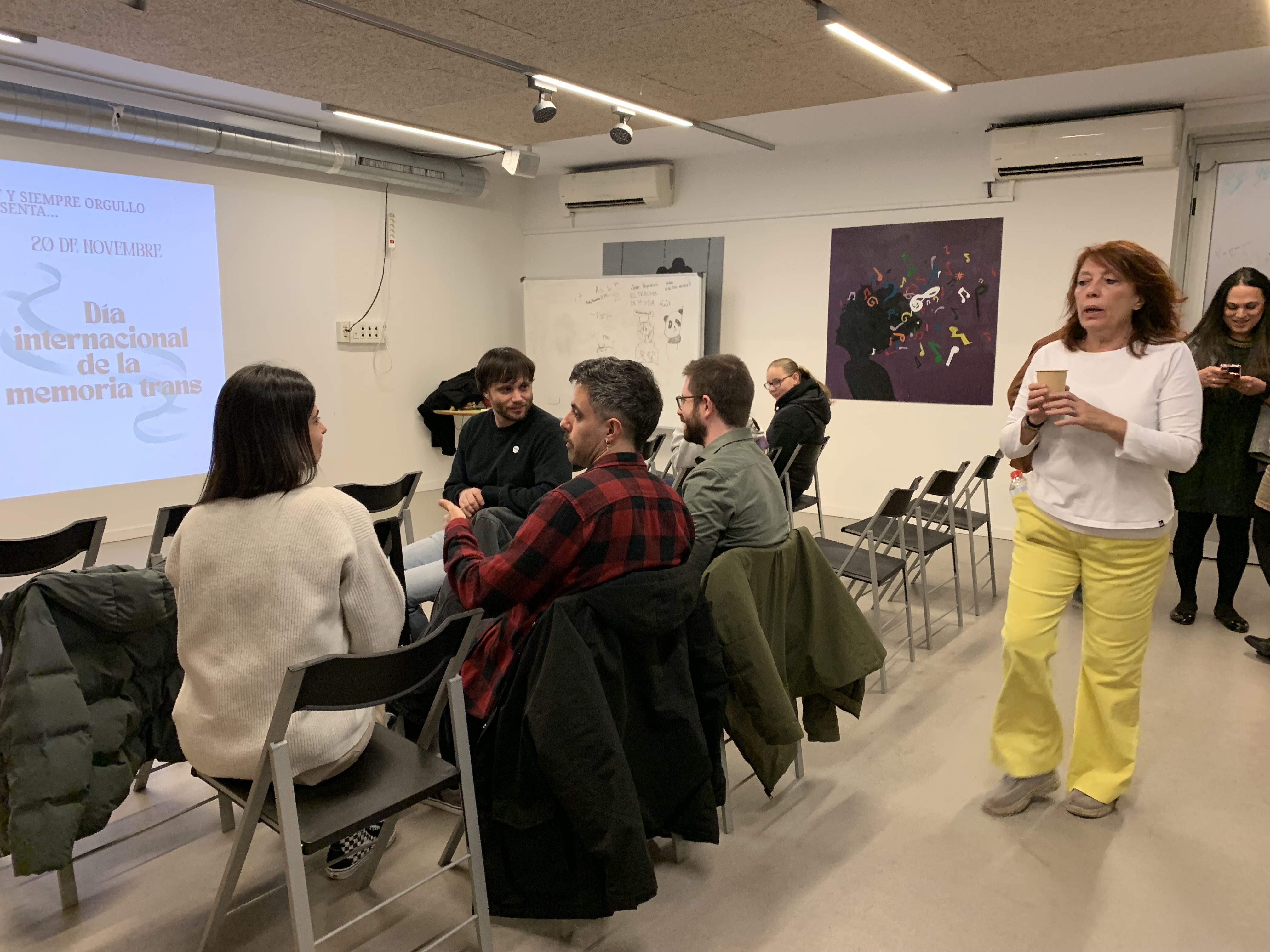Preparació de l'acte en memòria de les persones víctimes de transfòbia, dijous 20, al Casal de Joves. FOTO: Judit Josa.