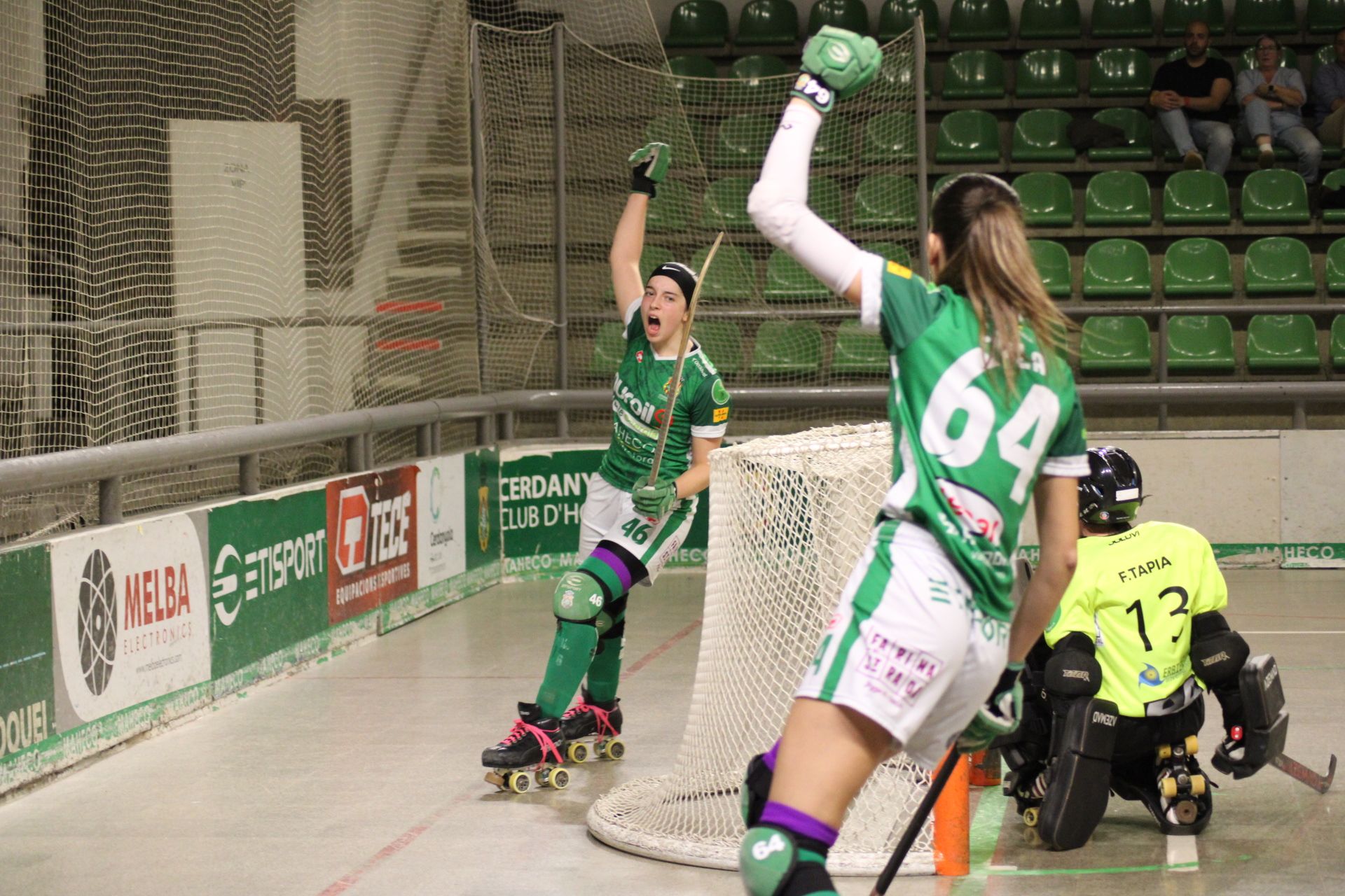 Noa González celebra un dels gols a Can Xarau en un partit anterior. L’autora del hat-trick a Riazor va ser decisiva en la golejada del Cerdanyola CH. FOTO: Mariona Cañabate (CH Cerdanyola) 