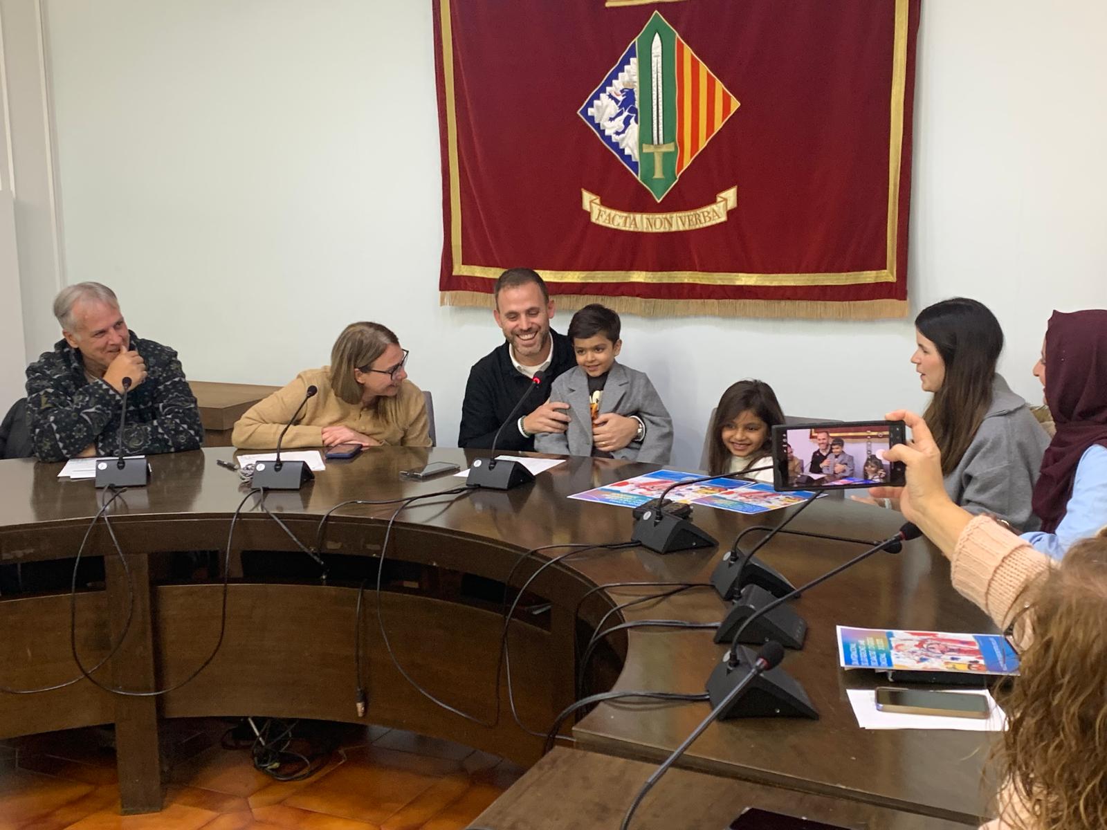 D'esquerra a dreta, José Moreno, president d'Aspadi, la regidora Sonia Rodríguez, l'alcalde Carlos Cordón amb el germà de Mehak i l'autora del dibuix, Mehak. FOTO: Judit Josa