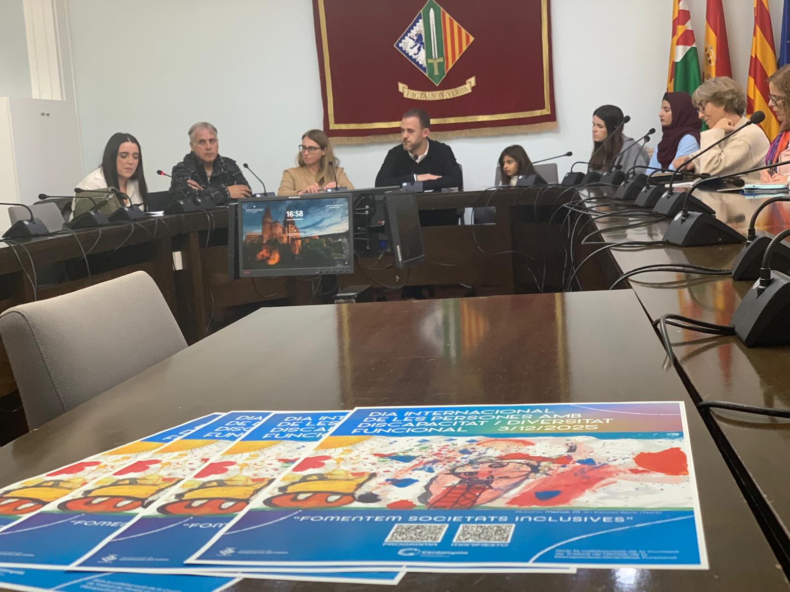 Acte de presentació de la imatge de la diada de les persones amb discapacitat i diversitat funcional, dijous, a la sala de Plens. FOTO: Judit Josa