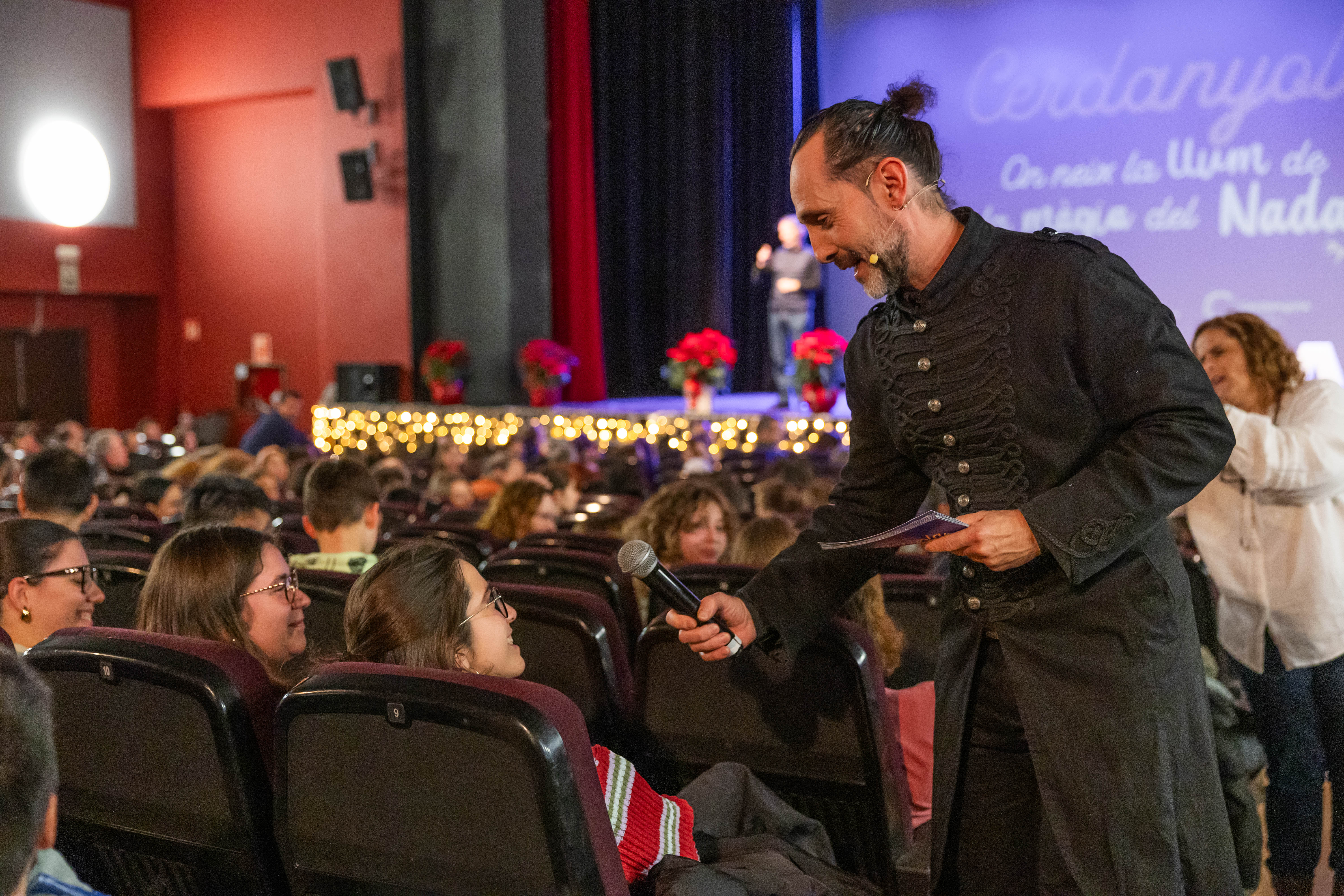Un moment de la gala de presentació de 'Cerdanyola, on neix la llum de la màgia del Nadal', aquest dilluns, al teatre de l'Ateneu. FOTO: Arnau Padilla. 
