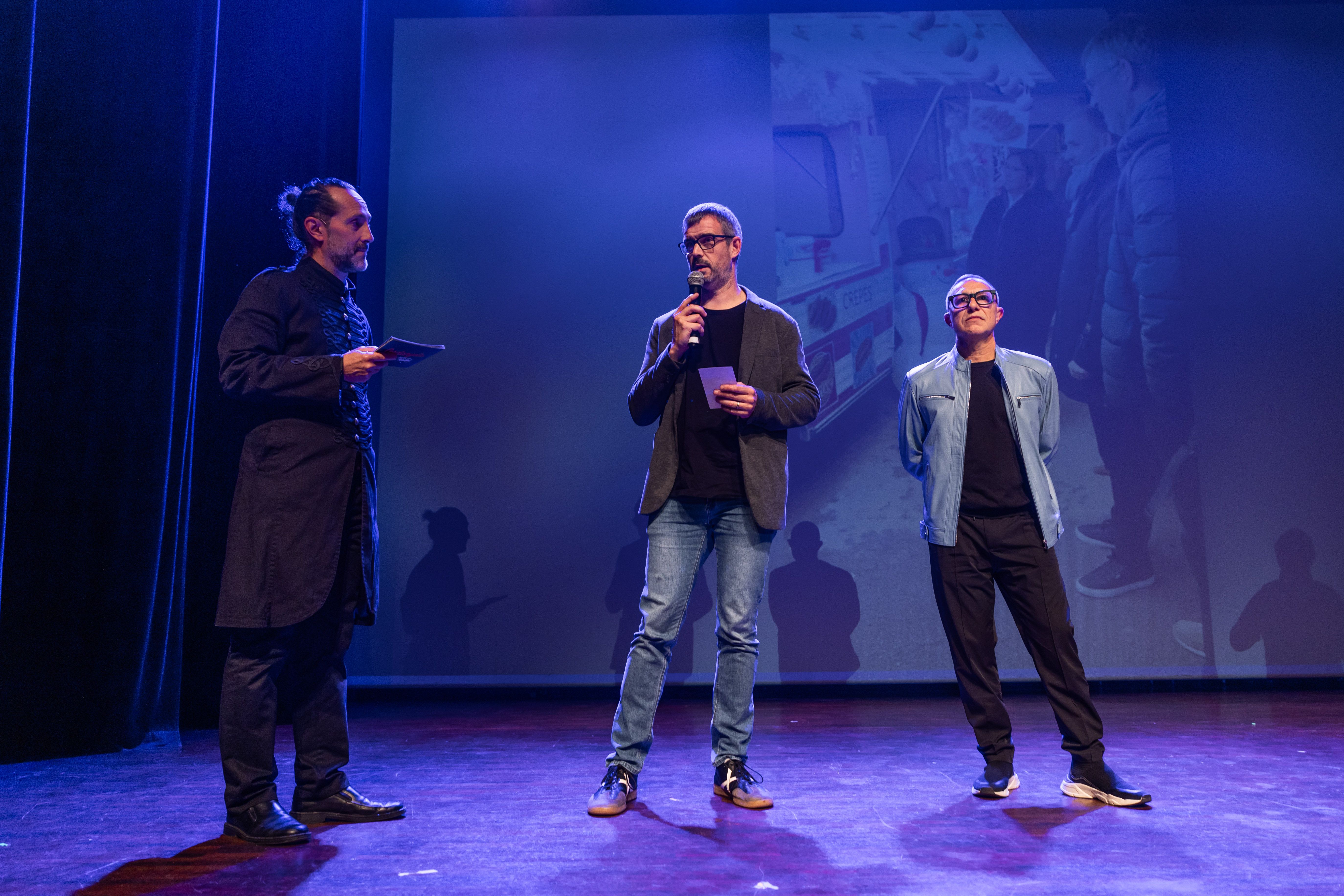 El presentador de la gala, amb Xavi Olivé i Julià Puig, presidents de l'associació comercial i del Mercat de Les Fontetes. FOTO: Arnau Padilla.