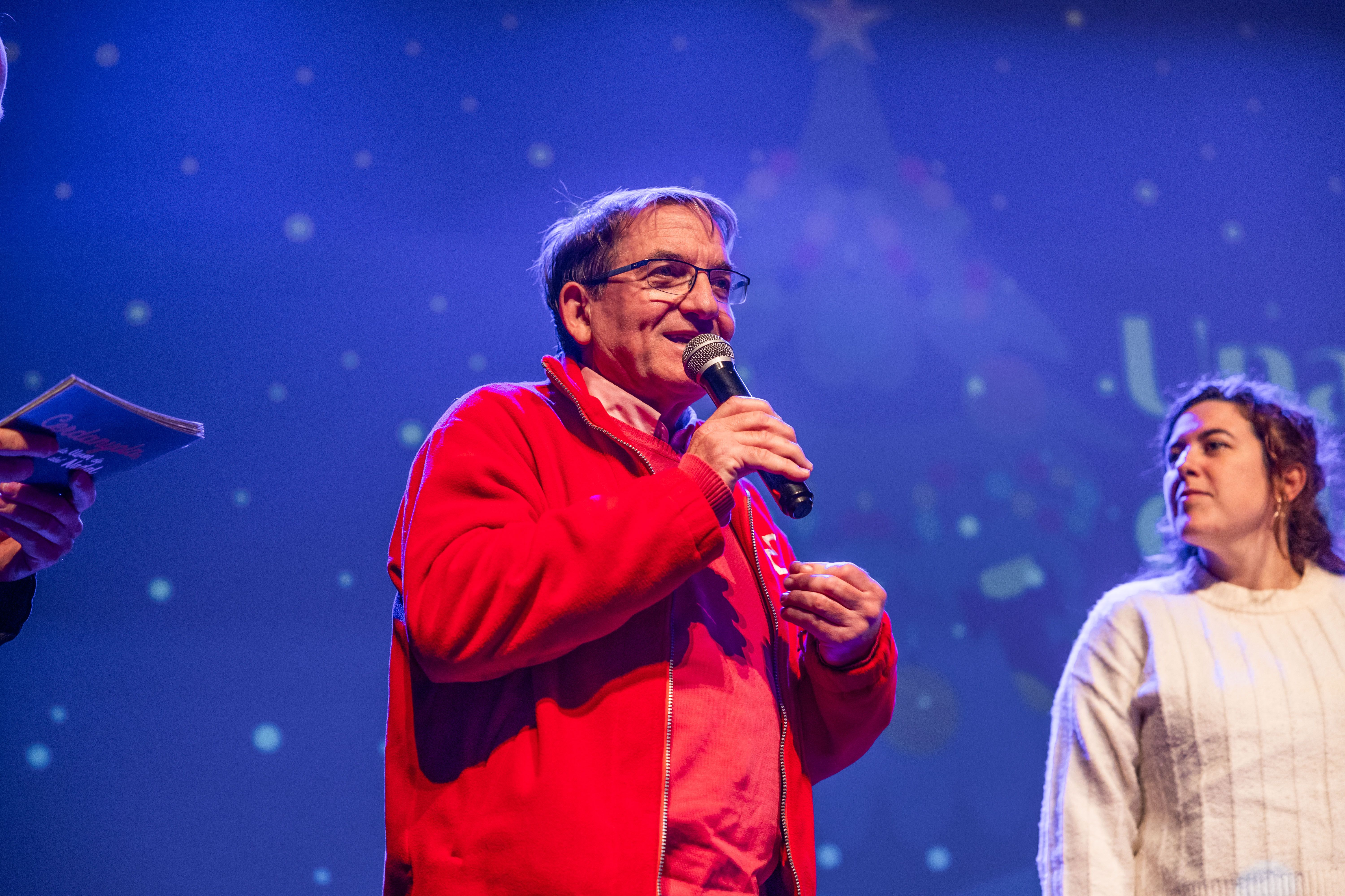 Els voluntaris de Creu Roja, Cesar Martínez i Marina van fer una crida a la solidaritat durant les festes, en la presentació de la campanya Una Nit d'Il·Lusió per a tothom. FOTO: Arnau Padilla. 