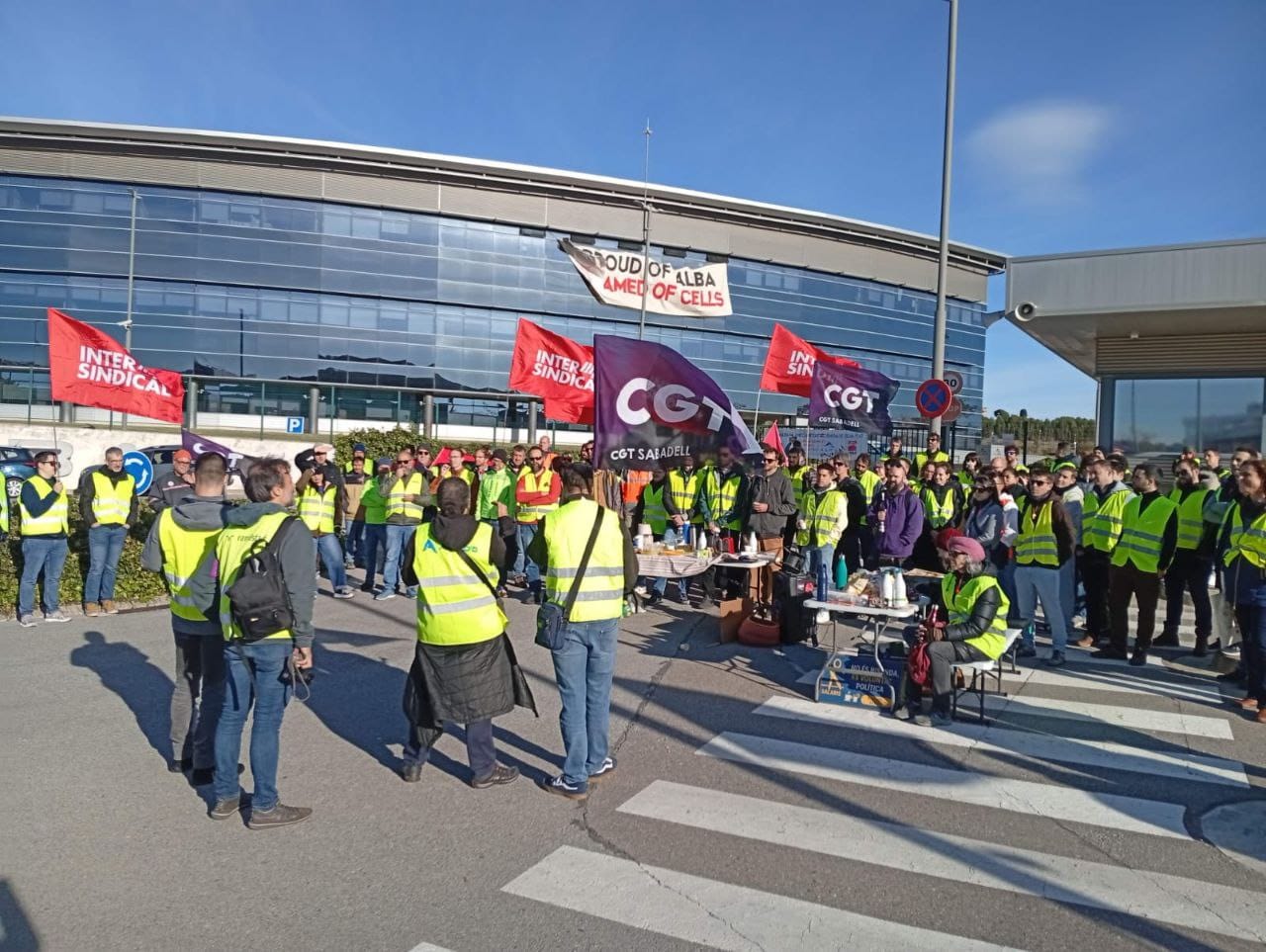 La concentració a les portes del Sincrotró Alba, el 24 de novembre, va congregar una setantena de treballadors. FOTO: Cedida. 