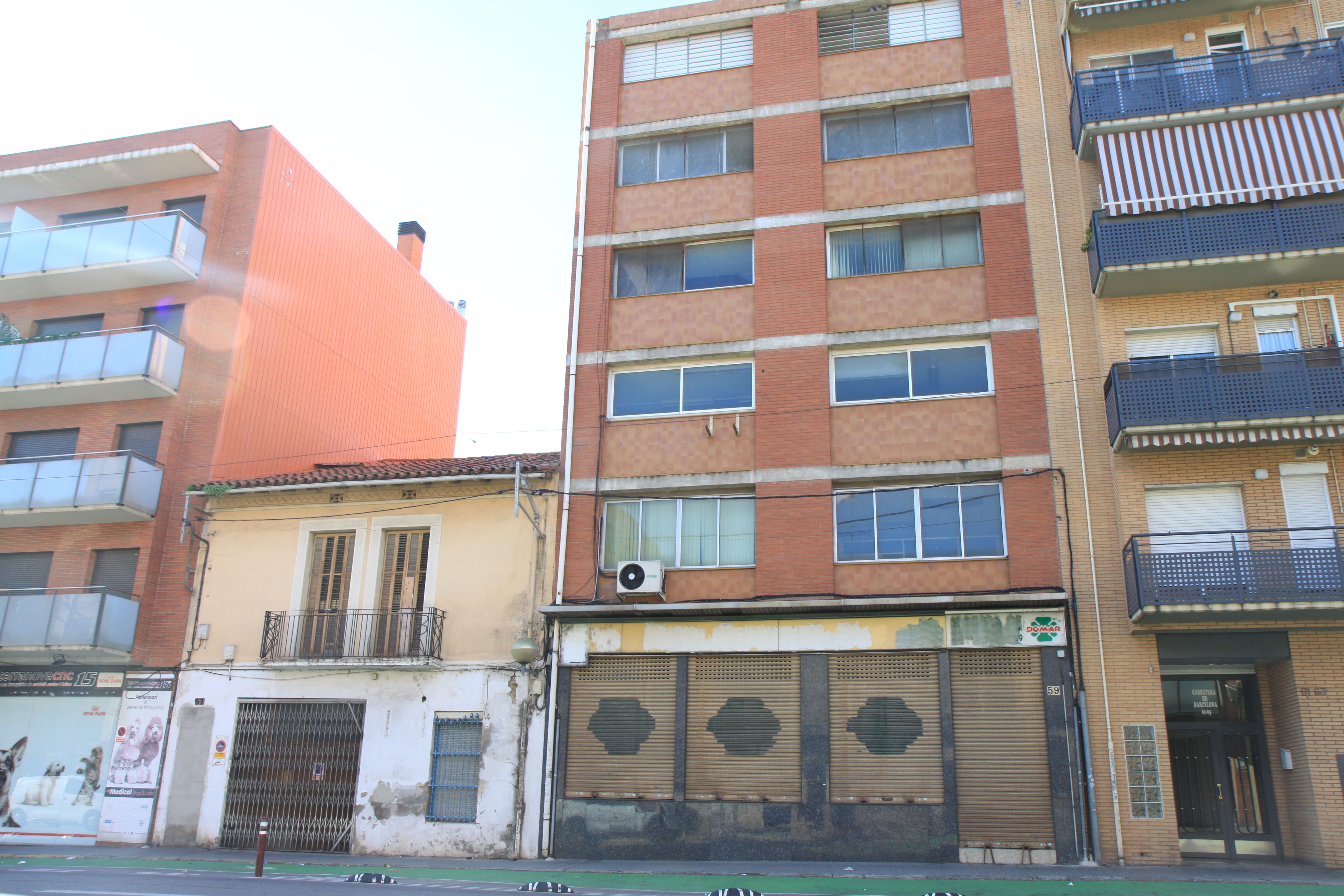 La fotografia publicada en paper correspon a l'edifici de l'esquerra, mentre que l'antiga cansaladeria estava ubicada a l'edifici de la dreta. Foto: Laia Jubany