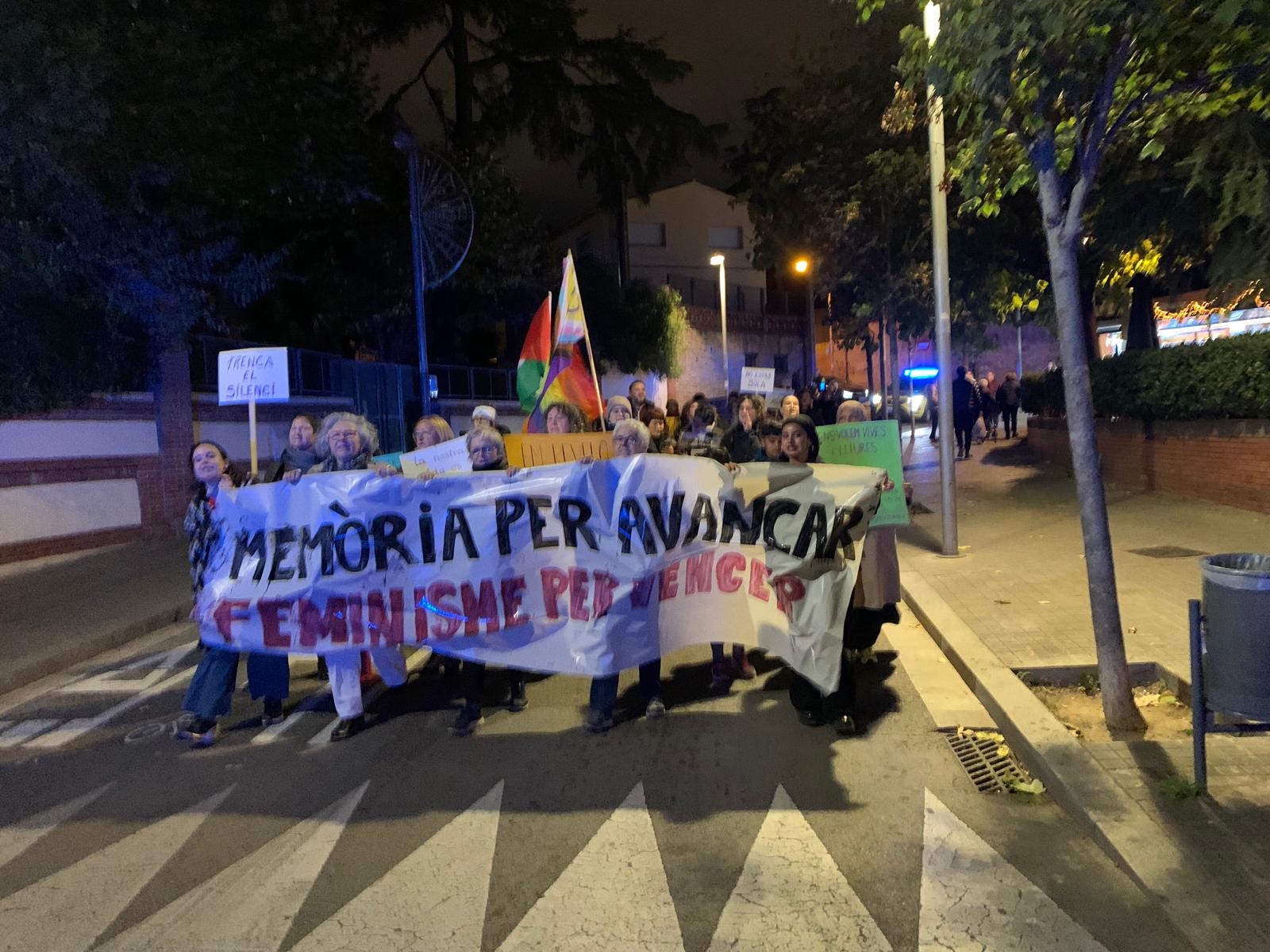 Pas de la manifestació del 25 N dels tres col·lectius feministes pel pont de Francesc Layret. FOTO: Judit Josa