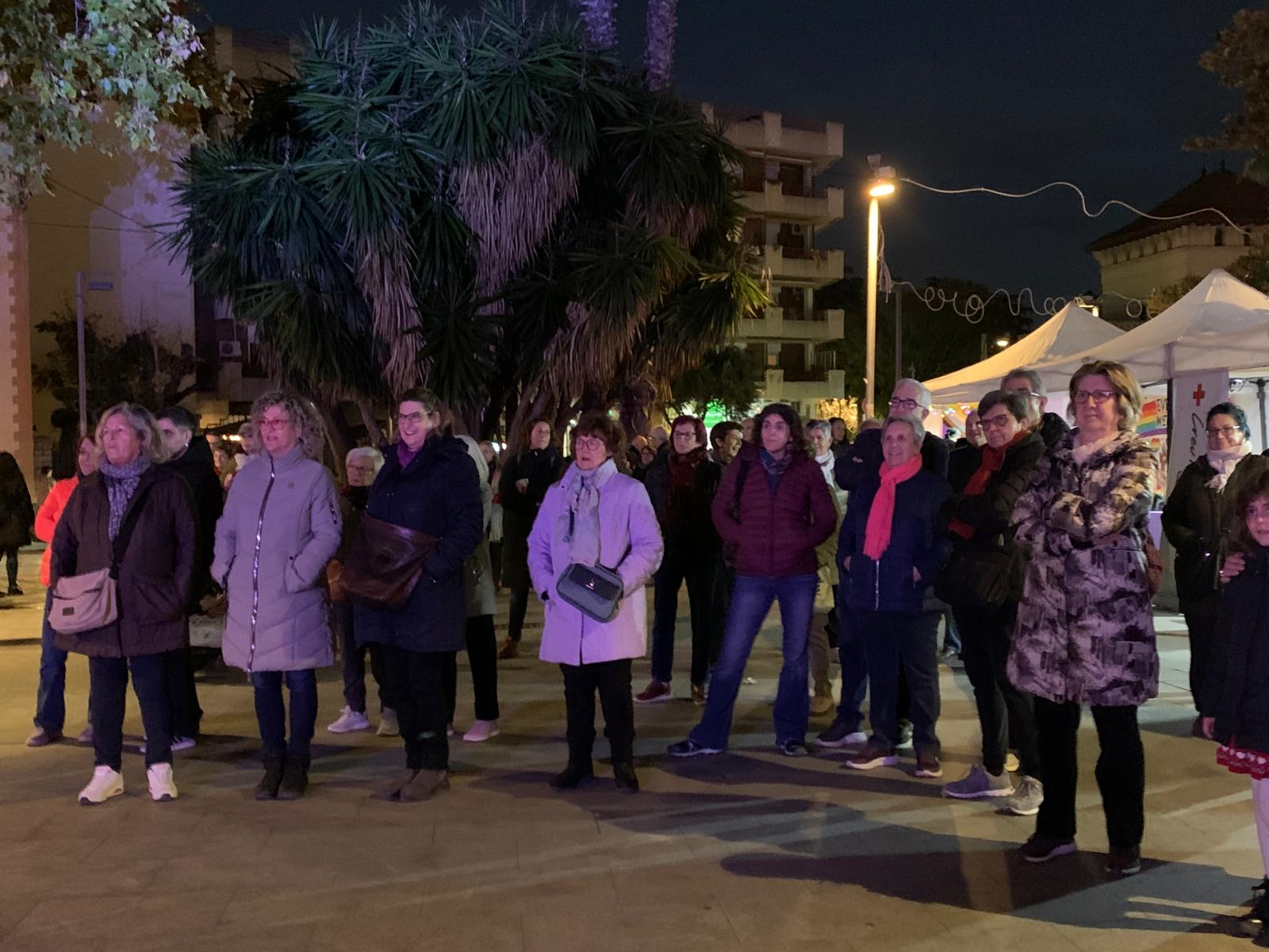 Assistents a l'acte central del 25 N, aquest dimarts, a la plaça d'Abat Oliba. Durant l'acte es va presentar la Xarxa Lila. FOTO: Judit Josa