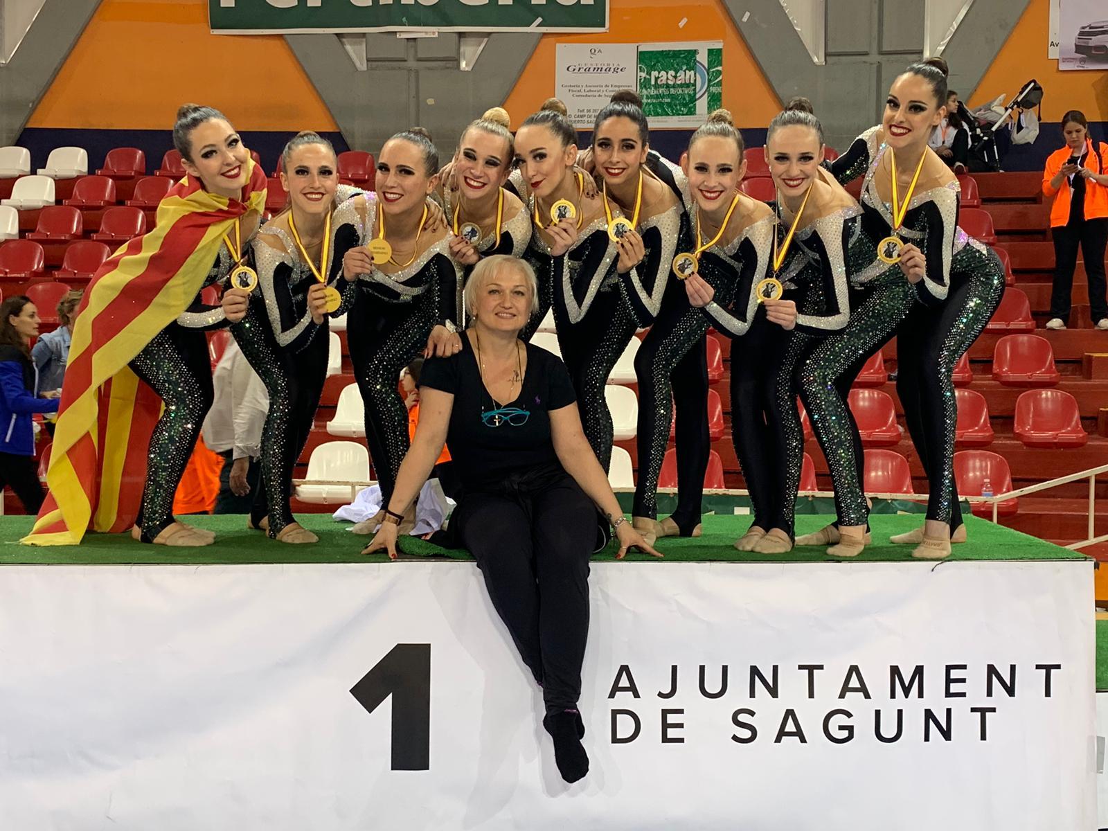 Natalia Terbenets, al mig, rodejada de gimnastes del CGRC. Foto: CGRC