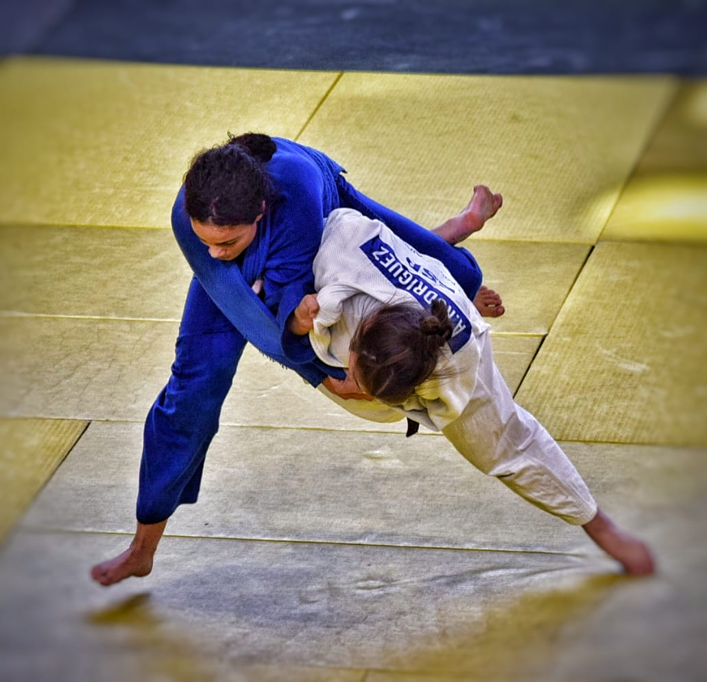 Ainara Rodríguez, amb judogi blanc, executant una tècnica durant la competició al Vendrell. FOTO: Cerdanyola Judo Club Vallès 