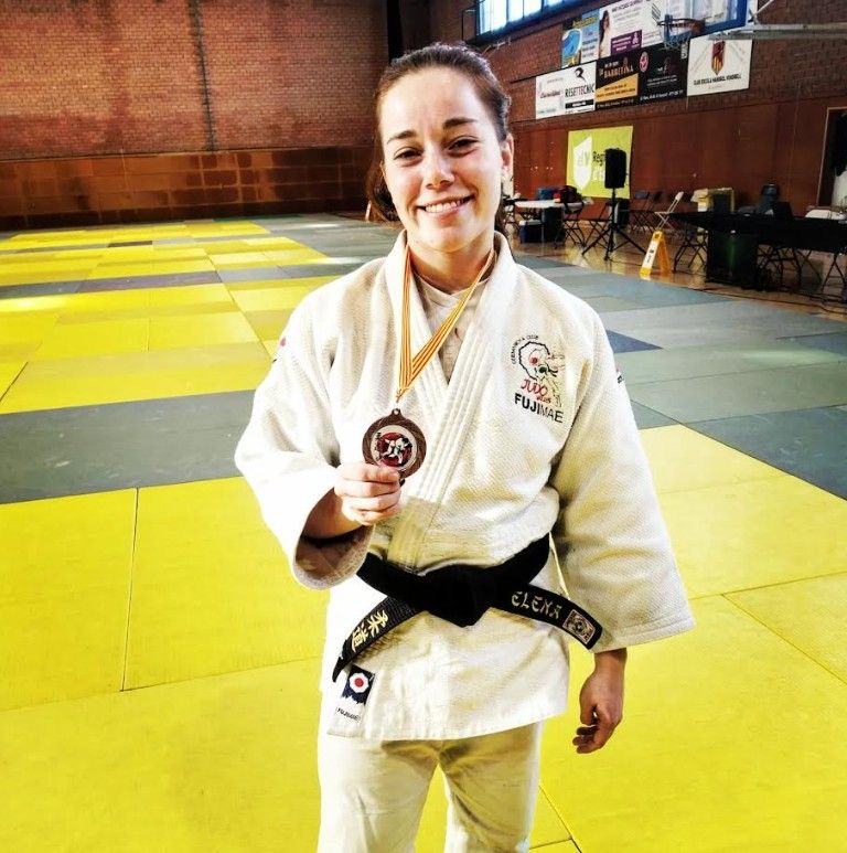 Elena Enrique mostra la medalla de bronze aconseguida al Campionat de Catalunya Júnior. FOTO: Cerdanyola Judo Club  Vallès