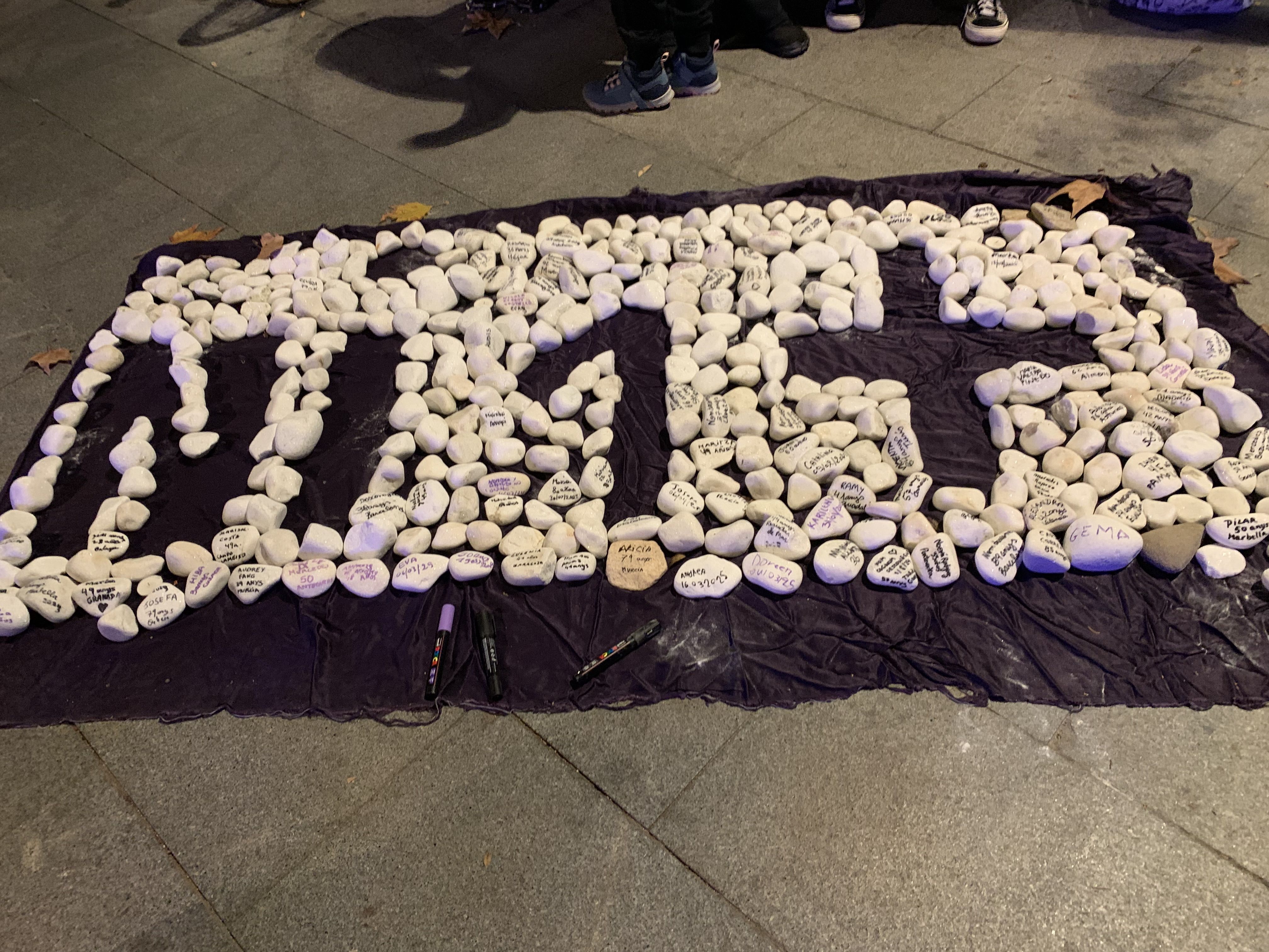 Memorial fet amb pedres 'Ni una més' de Cerdanyola educació feminista. FOTO: Judit Josa