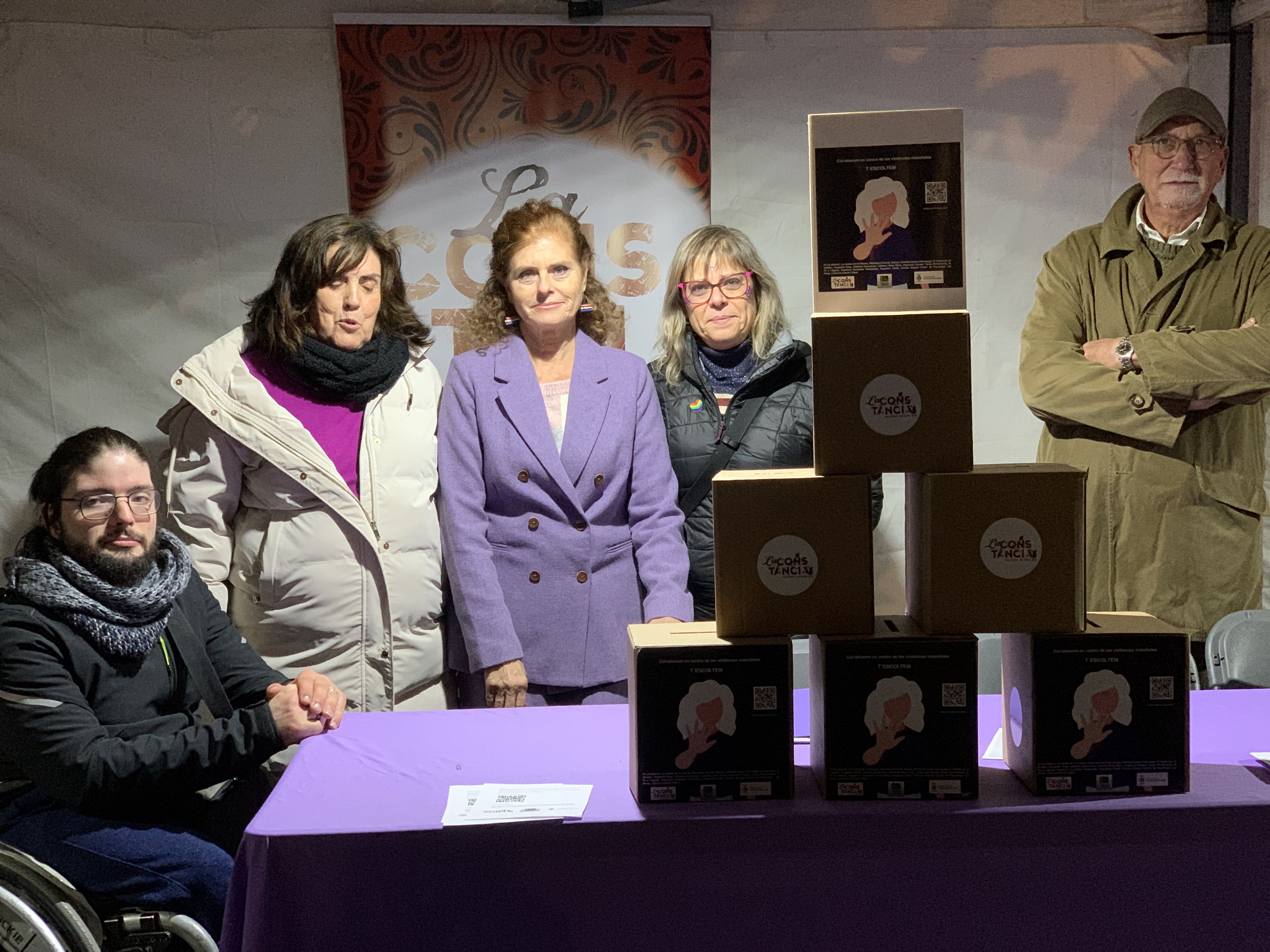 Membres de La Constància Factoria Cultural amb les urnes per recollir testimonis. FOTO: Judit Josa