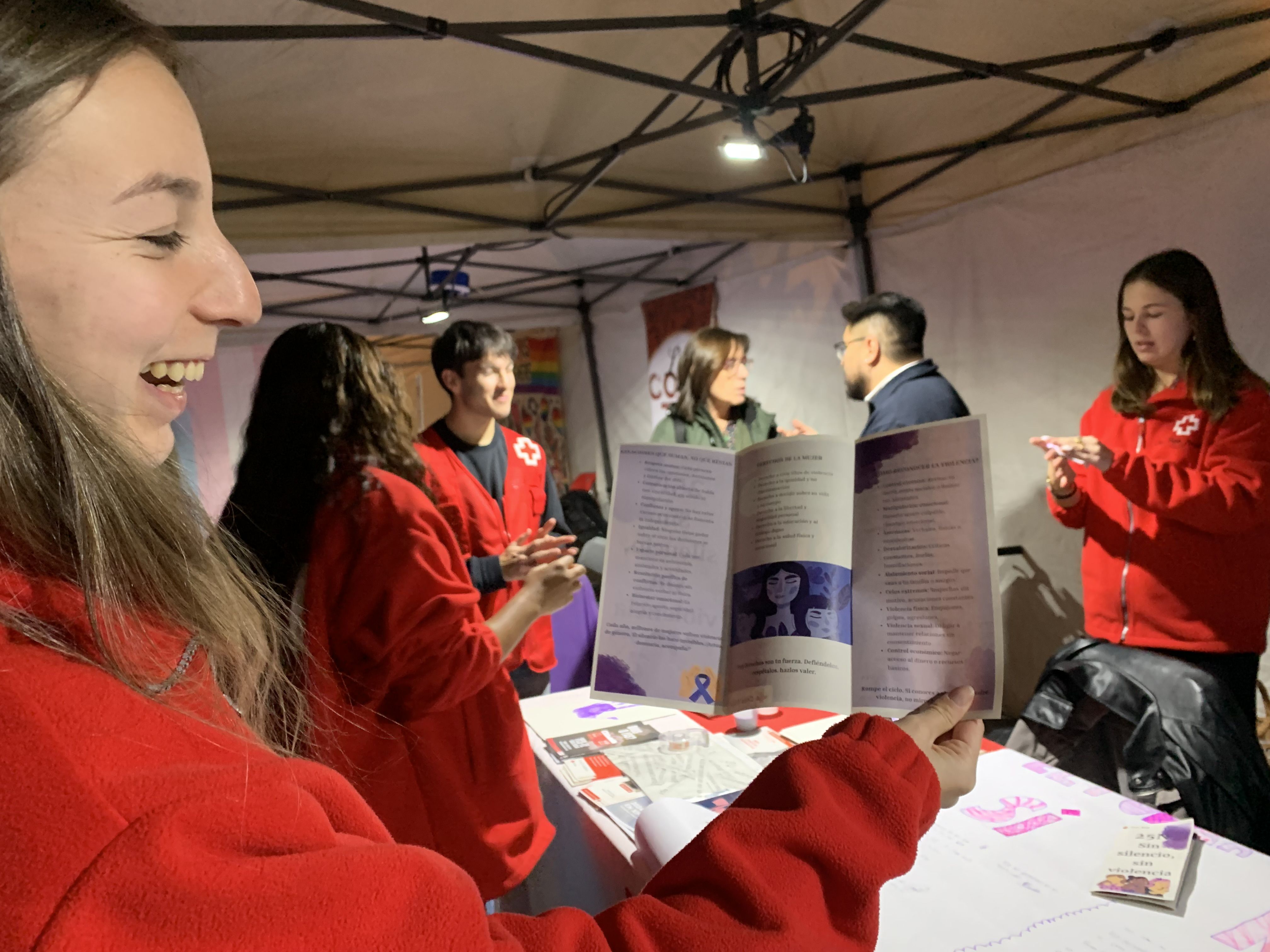 Activitat de dinamització a l'estand de la Creu Roja. FOTO: Judit Josa 