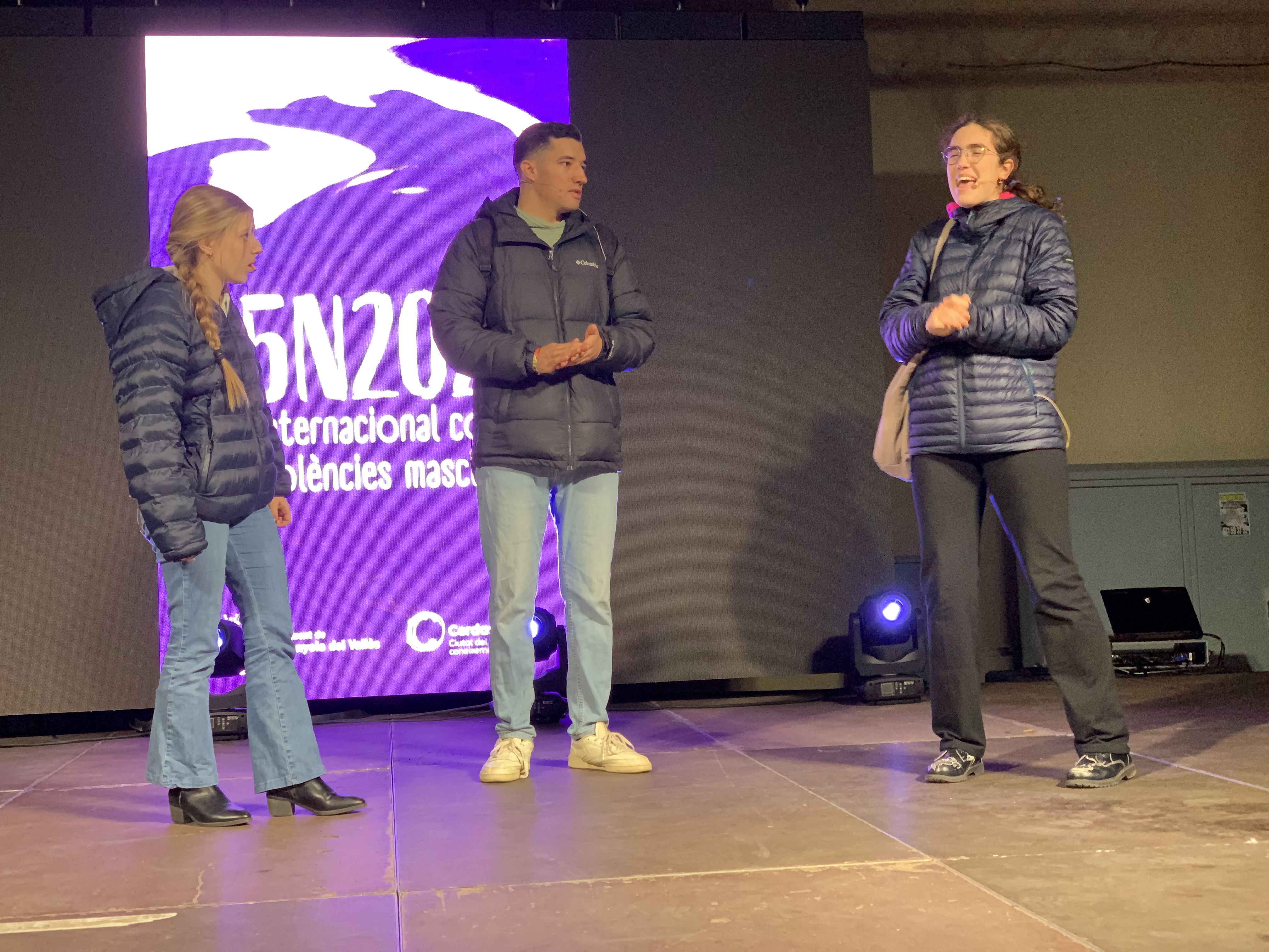 Representació teatral sobre les violències masclistes i el control digital. FOTO: Judit Josa.