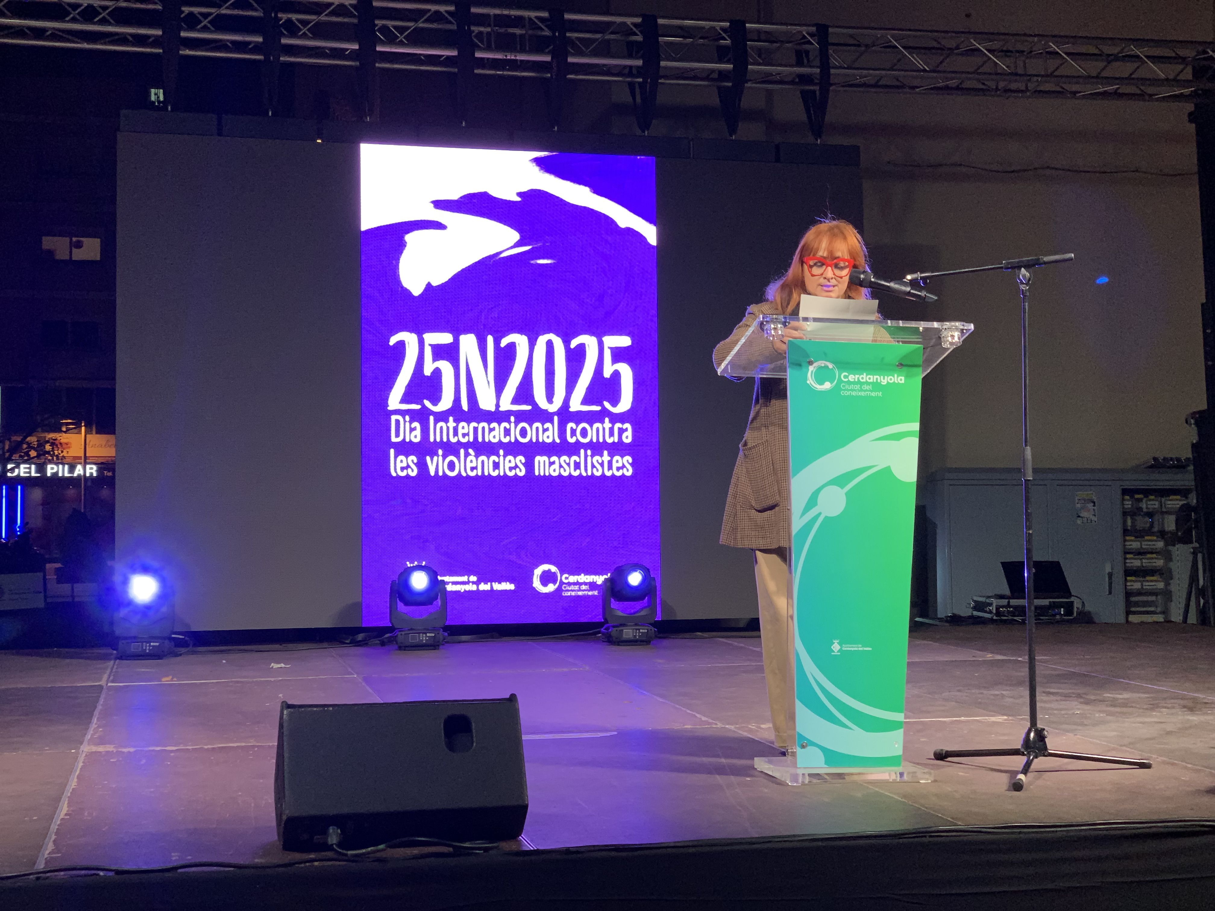 Lectura del manifest, focalitzat en la denúncia de les noves violències masclistes digitals. FOTO: Judit Josa