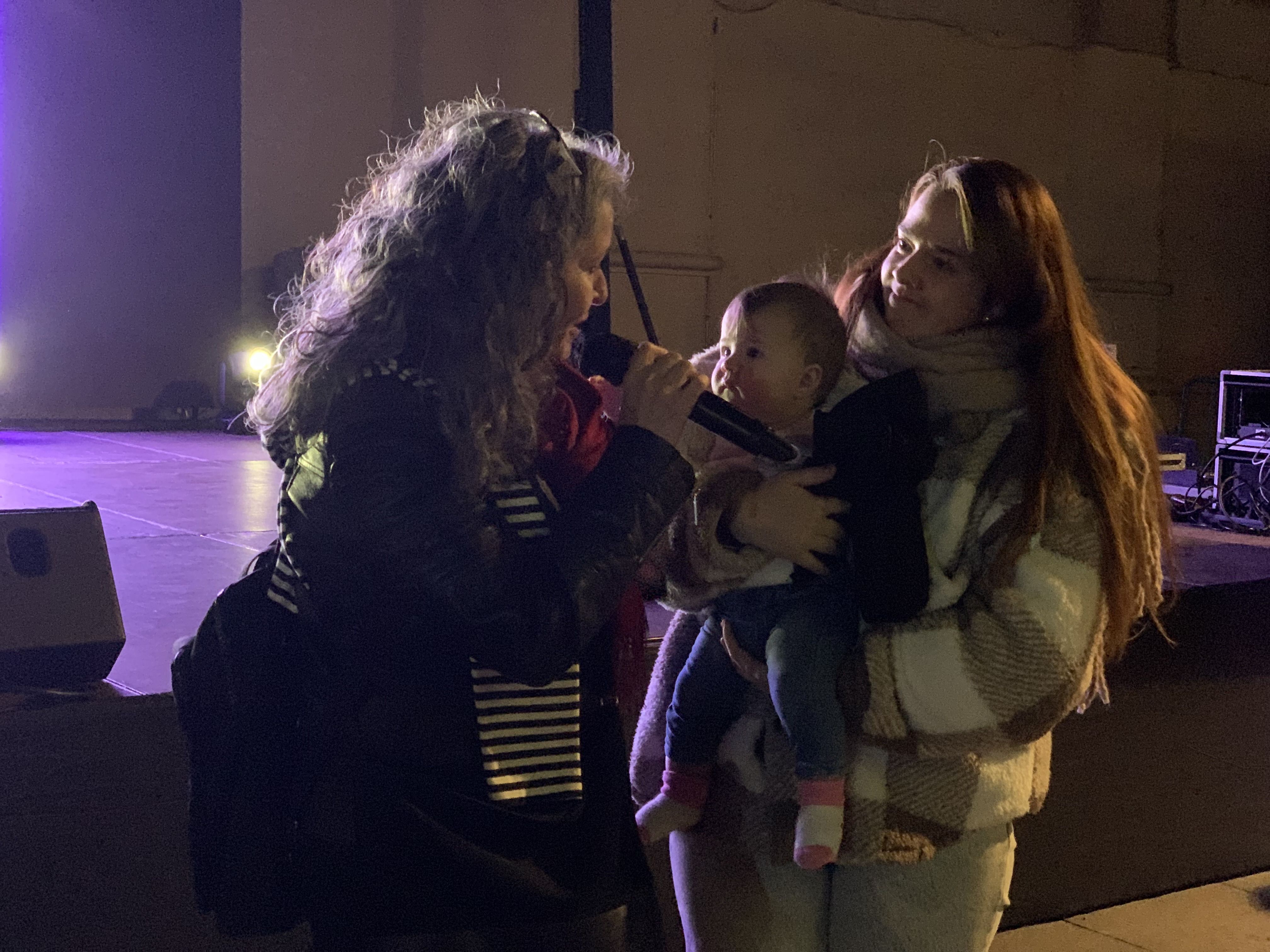 Conchi Gil i Iris di Cassi, recorden l'enregistrament del vídeoclip Canción sin miedo. FOTO: Judit Josa