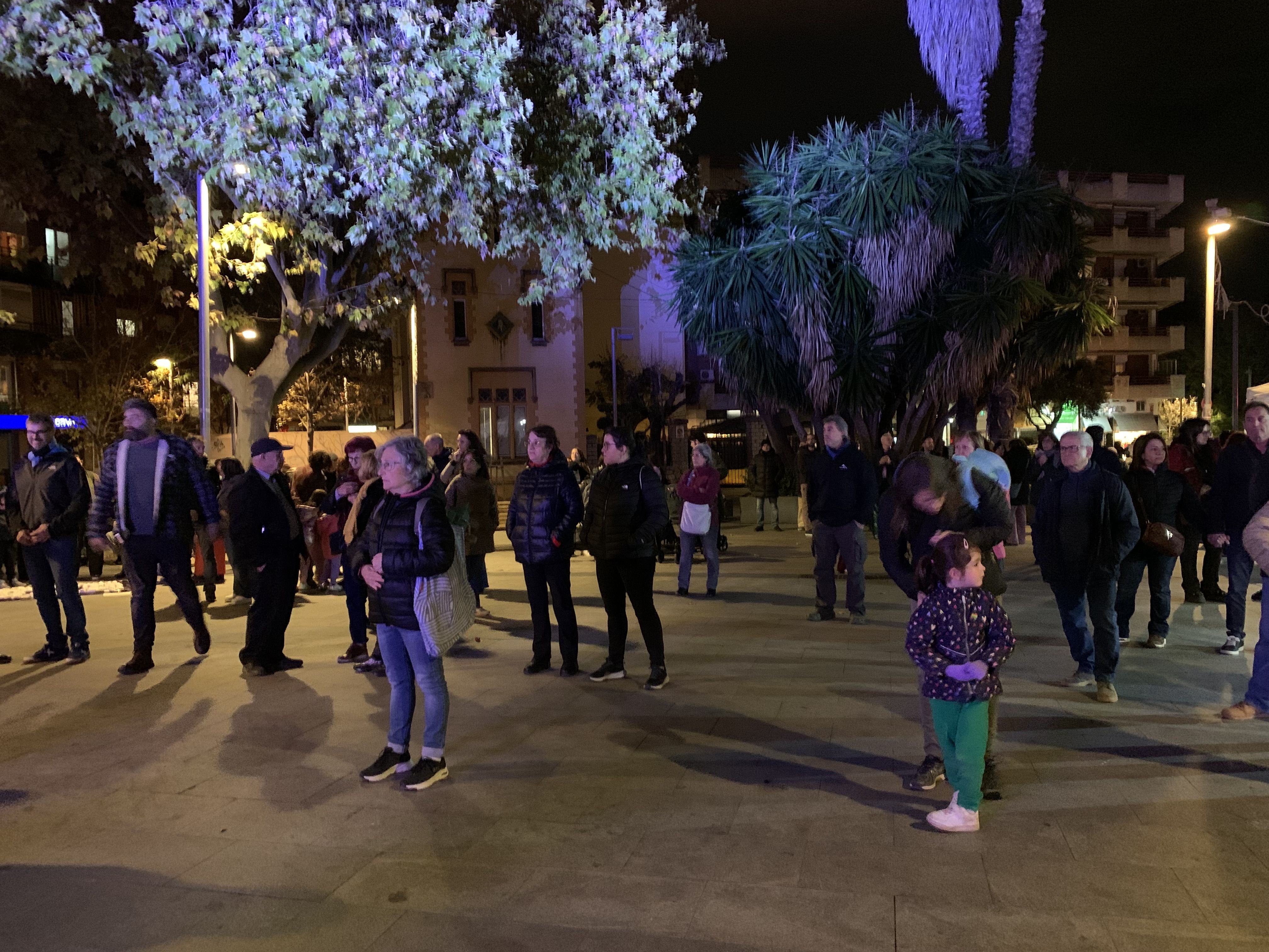 Minut de silenci a la plaça de l'Abat Oliba en record de les dones i infants assassinats i denúncia dels feminicidis i violències masclistes. FOTO: Judit Josa.